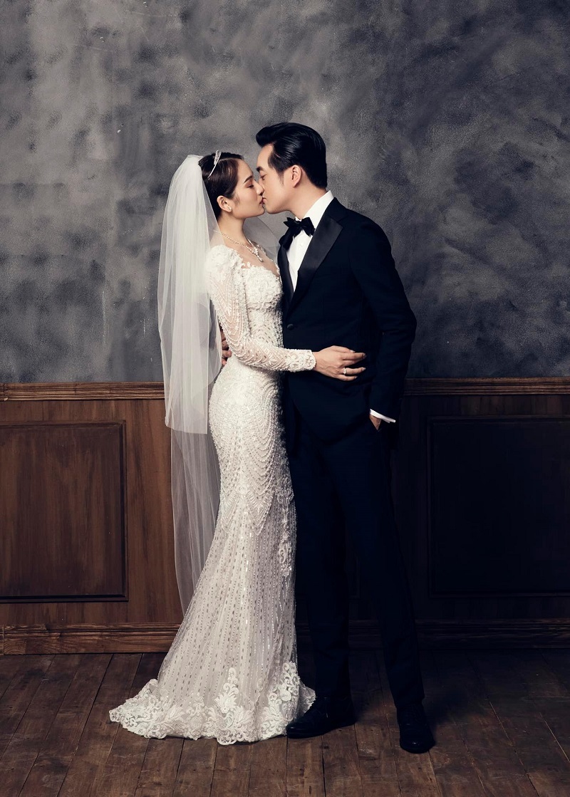 Nhạc sĩ Dương Khắc Linh c&ograve;n nhắn nhủ vợ sắp cưới: "Ta c&ugrave;ng nhau bước qua đoạn đường/ Chẳng đầy những c&aacute;nh hoa/D&ugrave; buồn vui hay x&oacute;t xa/Ng&oacute;n tay m&igrave;nh vẫn đan lấy nhau".