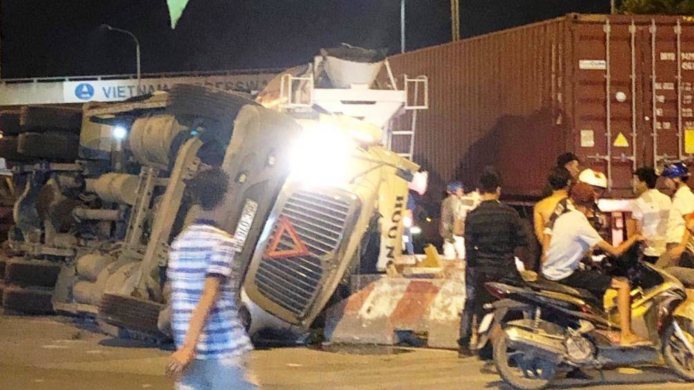 Xe container đ&acirc;m dải ph&acirc;n c&aacute;ch, đ&egrave; tr&uacute;ng xe bồn ở v&ograve;ng xoay Ph&uacute; Hữu