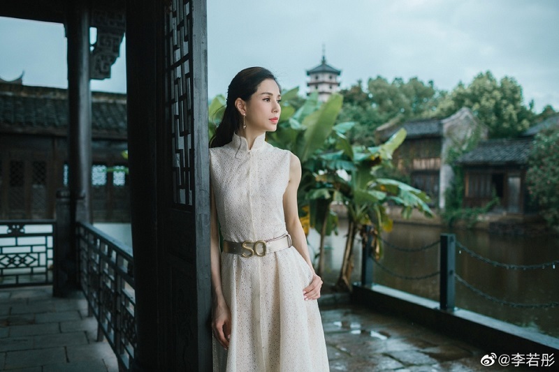 L&agrave; một trong những mỹ nh&acirc;n của l&agrave;ng giải tr&iacute; Hoa ngữ, L&yacute; Nhược Đồng lu&ocirc;n khiến nhiều người ngưỡng mộ bởi sự t&agrave;i sắc vẹn to&agrave;n.