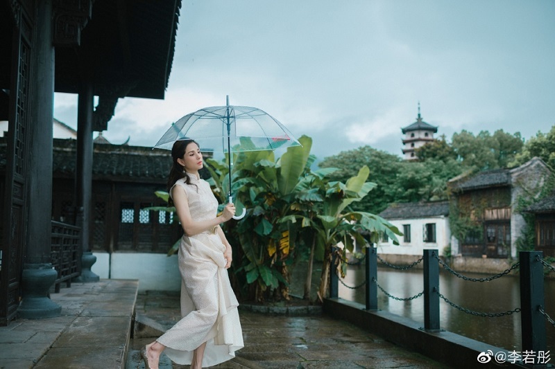 Trong những h&igrave;nh ảnh mới nhất của n&agrave;ng "Tiểu Long Nữ" m&agrave; Sina đăng tải, L&yacute; Nhược Đồng tiếp tục g&acirc;y ngỡ ng&agrave;ng bởi nhan sắc trẻ trung d&ugrave; đ&atilde; ở tuổi 46.