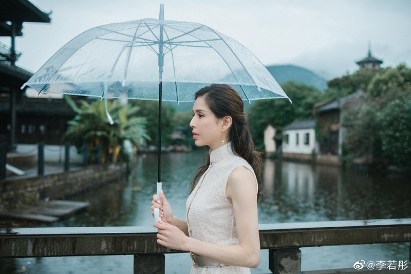 Những bức h&igrave;nh được thực hiện khi trời mưa c&agrave;ng l&agrave;m t&ocirc;n l&ecirc;n vẻ đẹp thanh lịch, nhẹ nh&agrave;ng v&agrave; mỏng manh của "Tiểu Long Nữ đẹp nhất m&agrave;n ảnh".