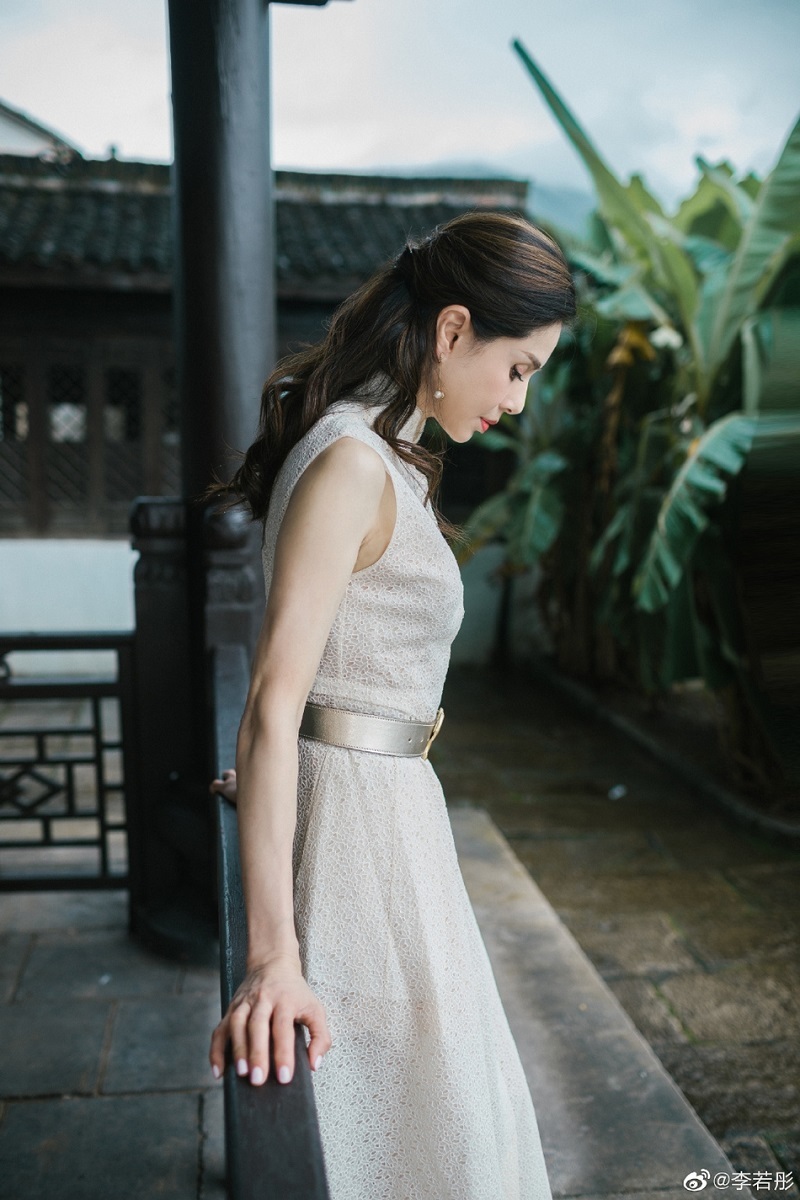 Kh&ocirc;ng &iacute;t người nhận x&eacute;t, tr&ocirc;ng c&ocirc; giống một thiếu nữ hơn một người phụ nữ đ&atilde; ở tuổi trung ni&ecirc;n.