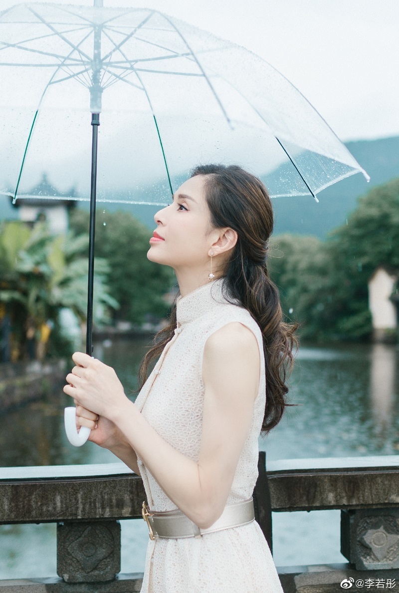 Ở tuổi gần 50, L&yacute; Nhược Đồng hiện sống độc th&acirc;n b&ecirc;n con g&aacute;i nu&ocirc;i.