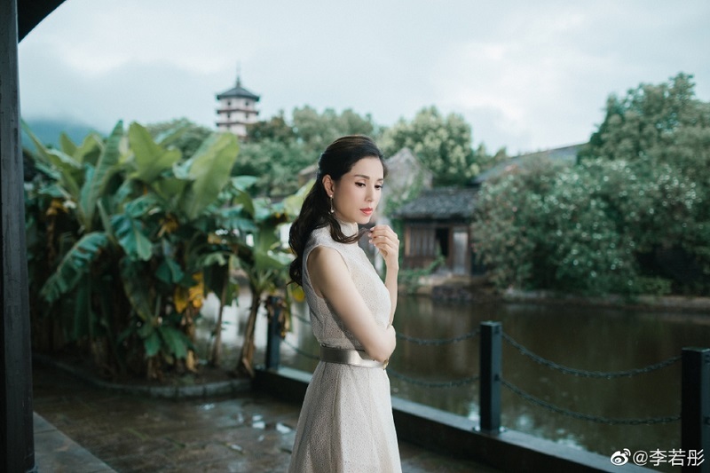 Diện chiếc đầm m&agrave;u be, nữ diễn vi&ecirc;n khoe được v&oacute;c d&aacute;ng thon gọn của m&igrave;nh.