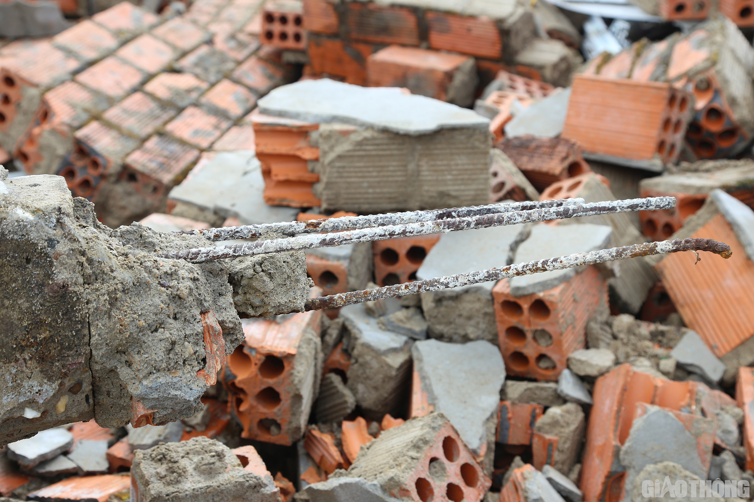 Theo anh Lịch kể lại, trận lốc xo&aacute;y chỉ qu&eacute;t qua khoảng hơn 5 ph&uacute;t nhưng c&oacute; sức mạnh khủng khiếp khiến ng&ocirc;i nh&agrave; mới x&acirc;y kh&ocirc;ng l&acirc;u của gia đ&igrave;nh anh giờ chỉ c&ograve;n l&agrave; đống đổ n&aacute;t.