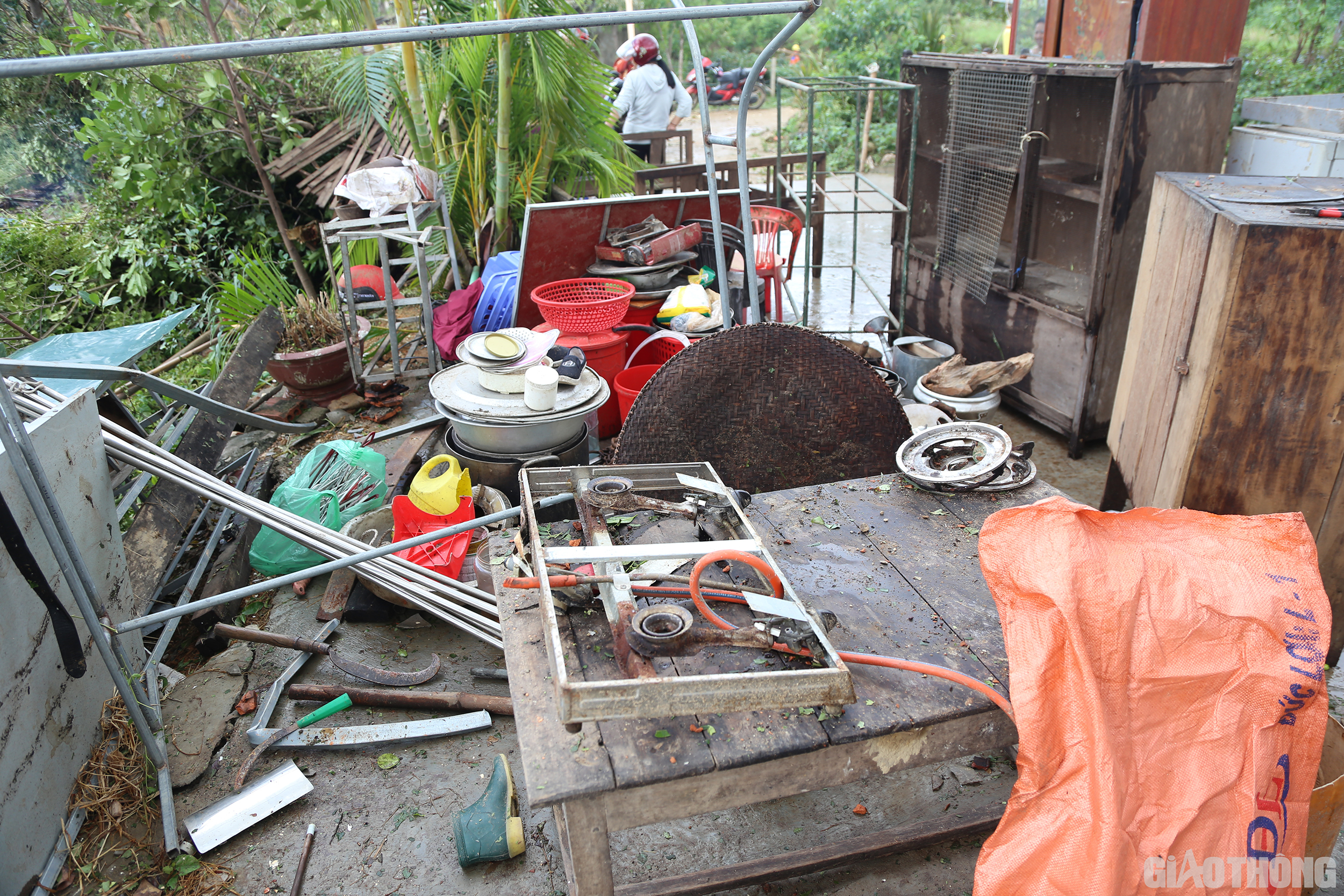 V&agrave; nhiều vật dụng được thu dọn ra th&igrave; đ&atilde; kh&ocirc;ng c&ograve;n nguy&ecirc;n vẹn.