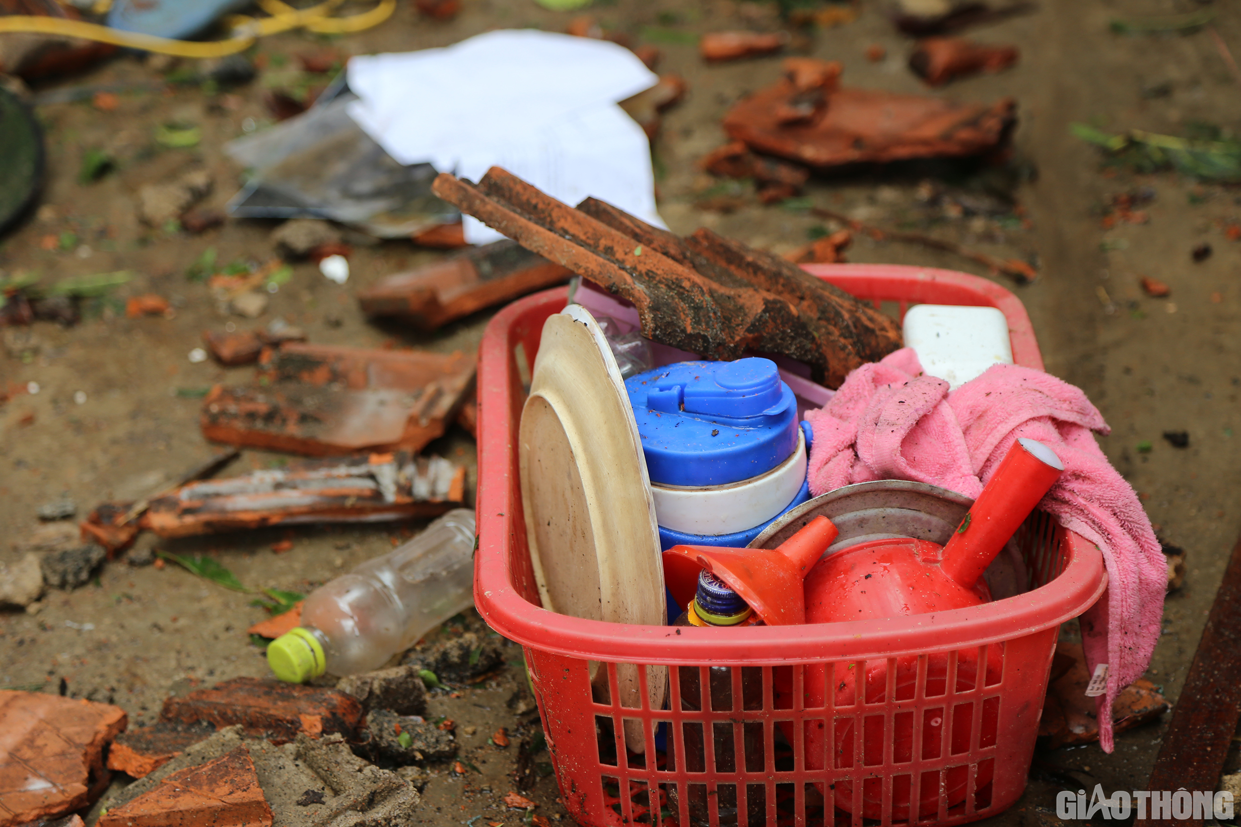 Những dụng cụ thiết yếu để nấu nướng h&agrave;ng ng&agrave;y nằm ngổn ngang trong nh&agrave;.