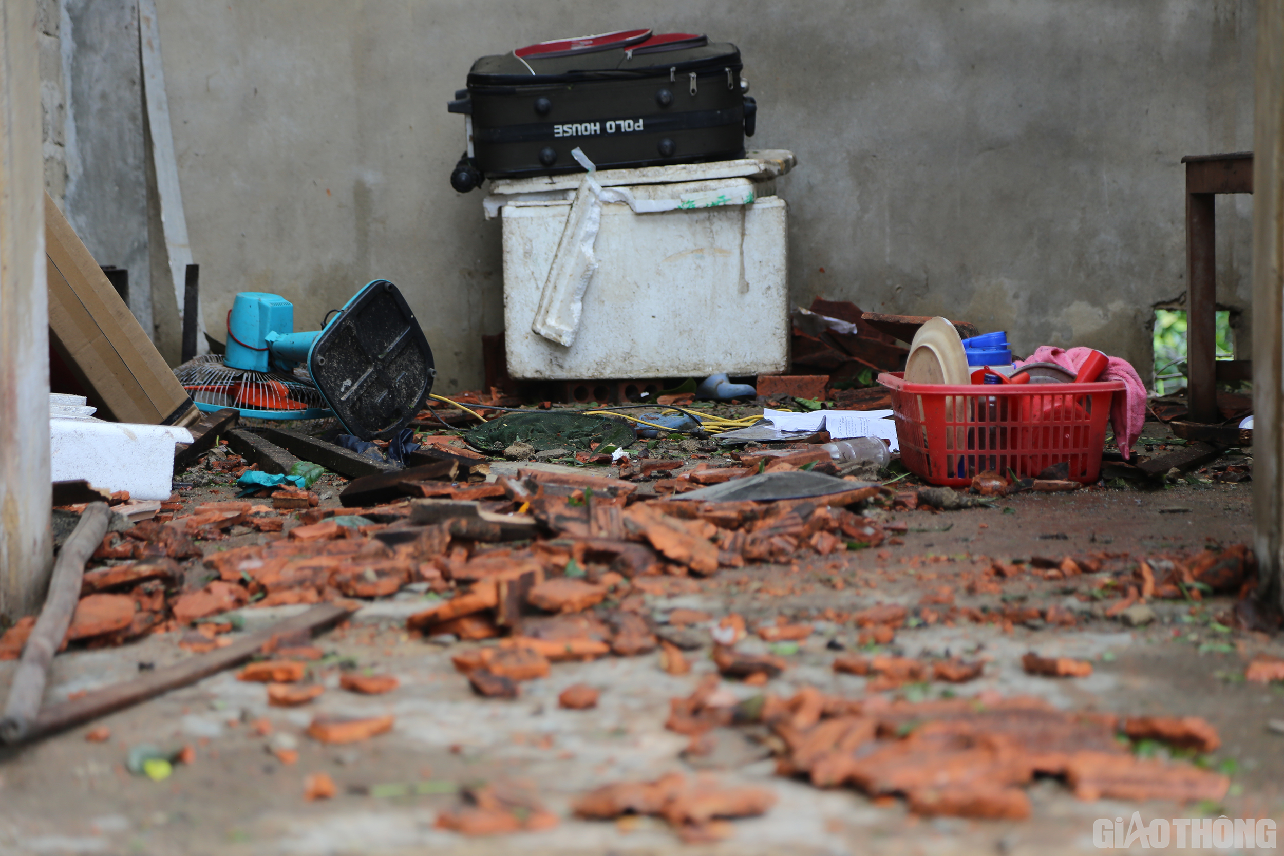 Tuy nhi&ecirc;n, cũng c&oacute; nhiều vật dụng m&agrave; mẹ con b&agrave; Phương chưa kịp đưa ra ngo&agrave;i.