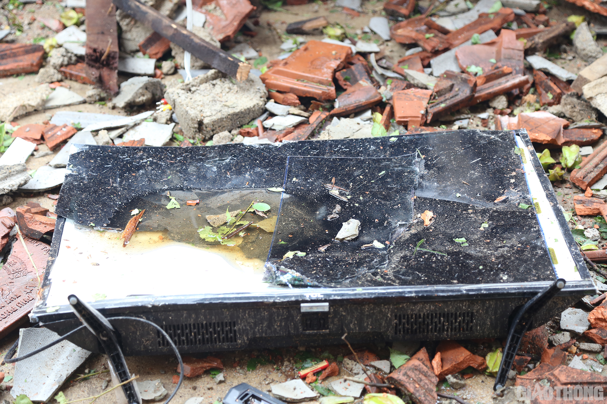 Chiếc ti vi được xem l&agrave; thứ gi&aacute; trị nhất trong gia đ&igrave;nh b&agrave; Phương cũng bị lốc l&agrave;m hư hỏng.