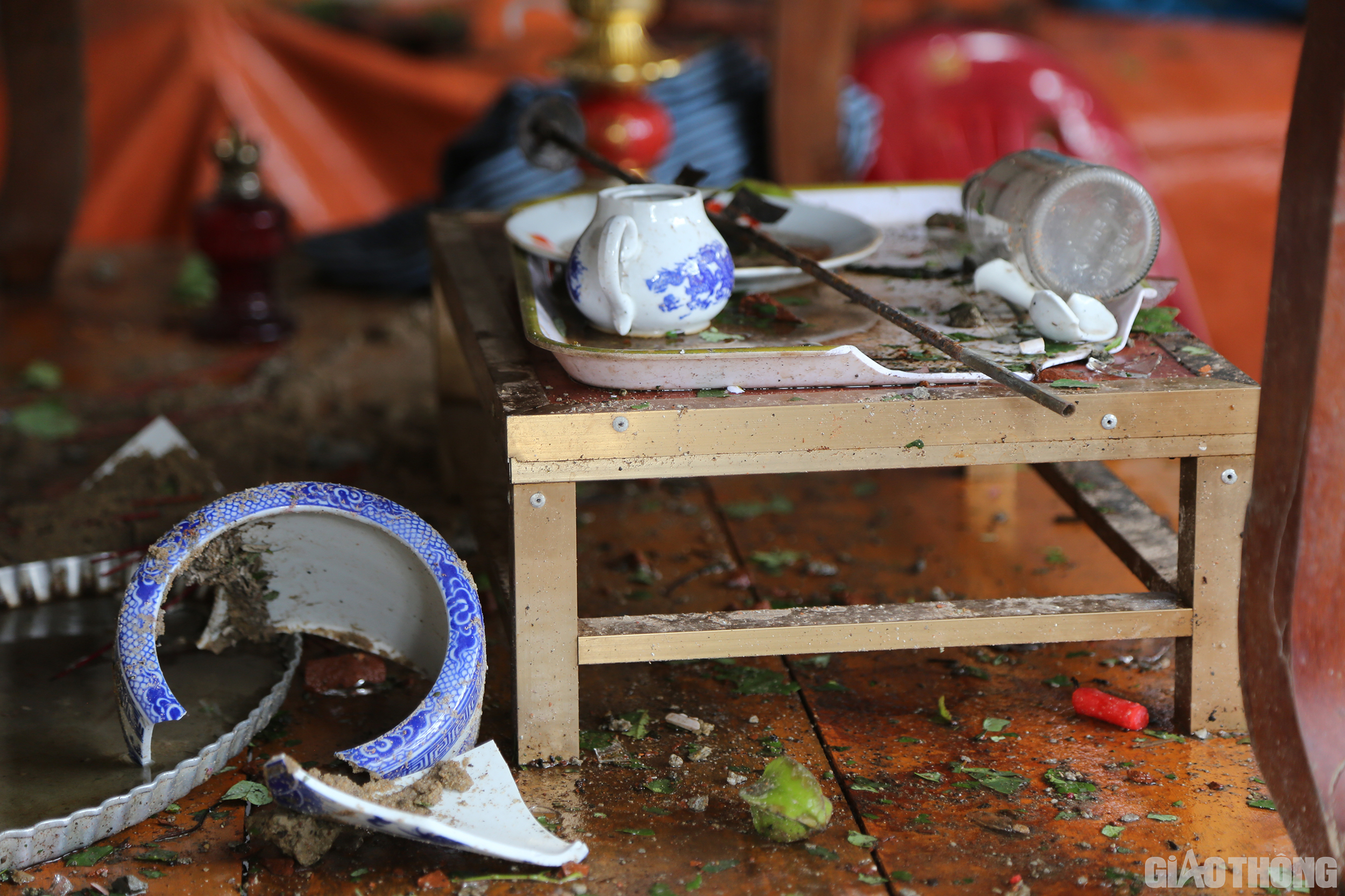 Nhiều đồ đạc tr&ecirc;n b&agrave;n thờ bị hư hỏng khiến người ngo&agrave;i nh&igrave;n v&agrave;o kh&ocirc;ng khỏi x&oacute;t xa.