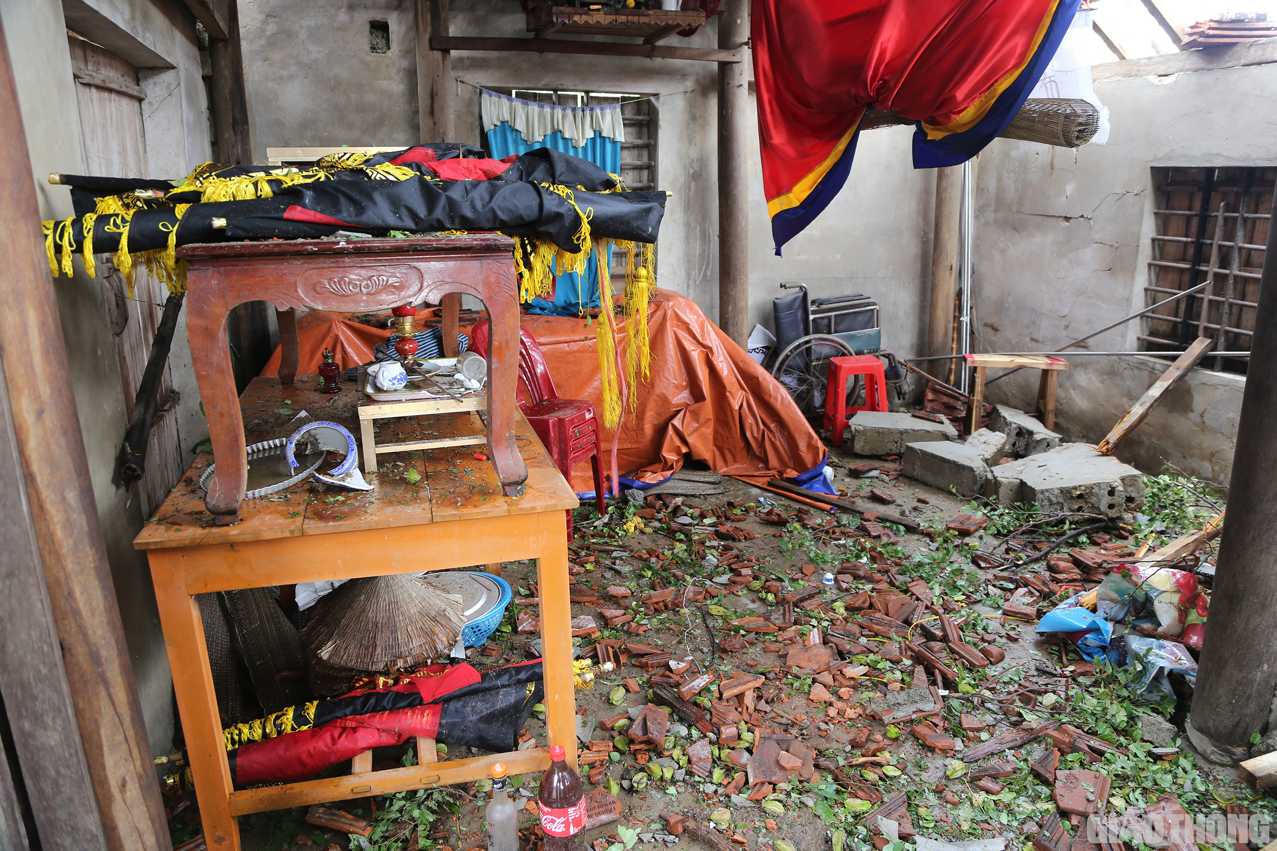 Được biết, chồng b&agrave; Phương mới mất đến nay chưa tr&ograve;n 1 năm; lốc xo&aacute;y cũng khiến b&agrave;n thờ trong nh&agrave; anh bị hư hỏng.