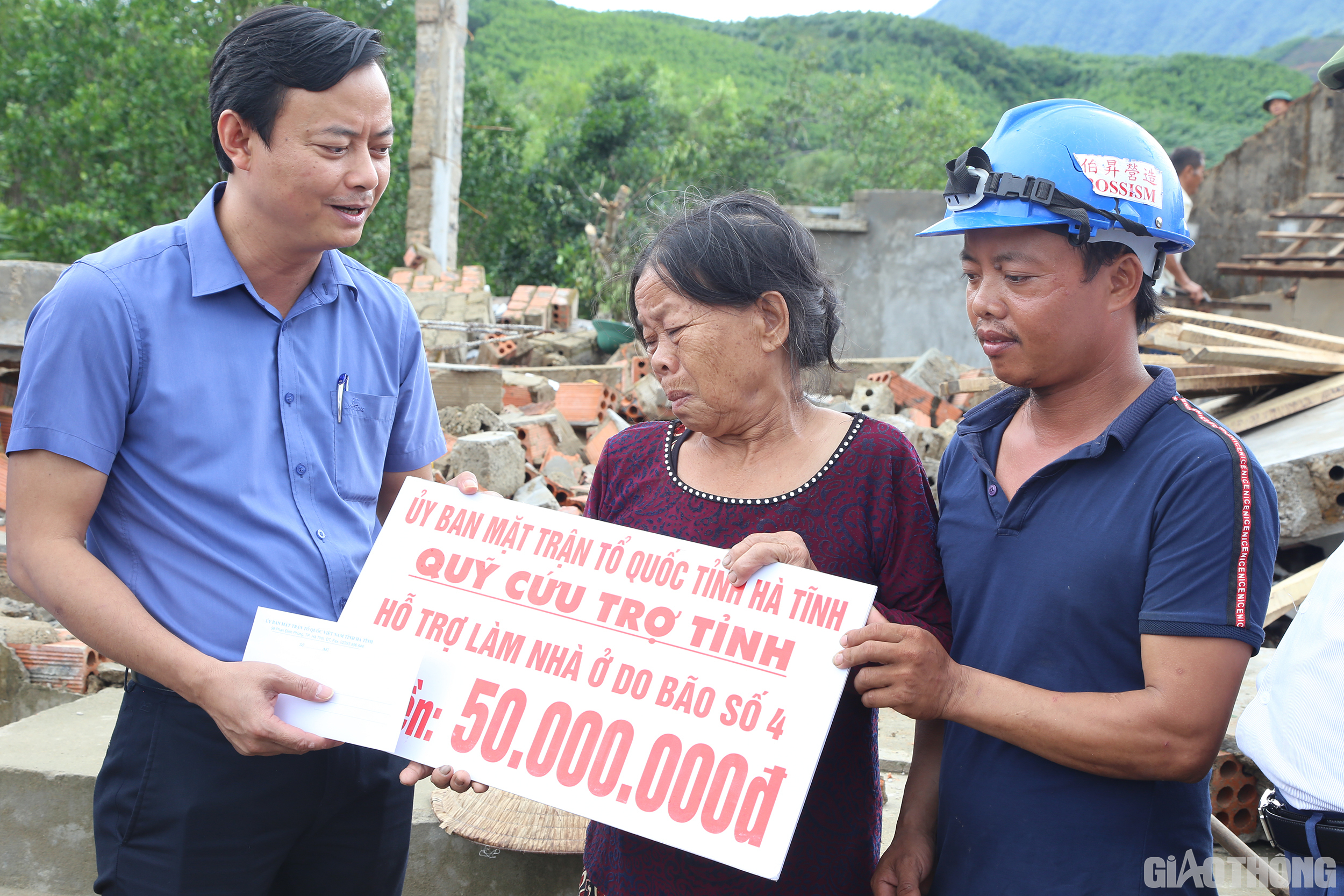 Chủ tịch Ủy ban MTTQ tỉnh H&agrave; Tĩnh H&agrave; Văn H&ugrave;ng v&agrave; đo&agrave;n trao 50 triệu đồng hỗ trợ gia đ&igrave;nh chị Do&atilde;n Thị Phương v&agrave; con trai l&agrave; anh L&ecirc; Văn Lịch c&oacute; nh&agrave; bị sập ho&agrave;n to&agrave;n.