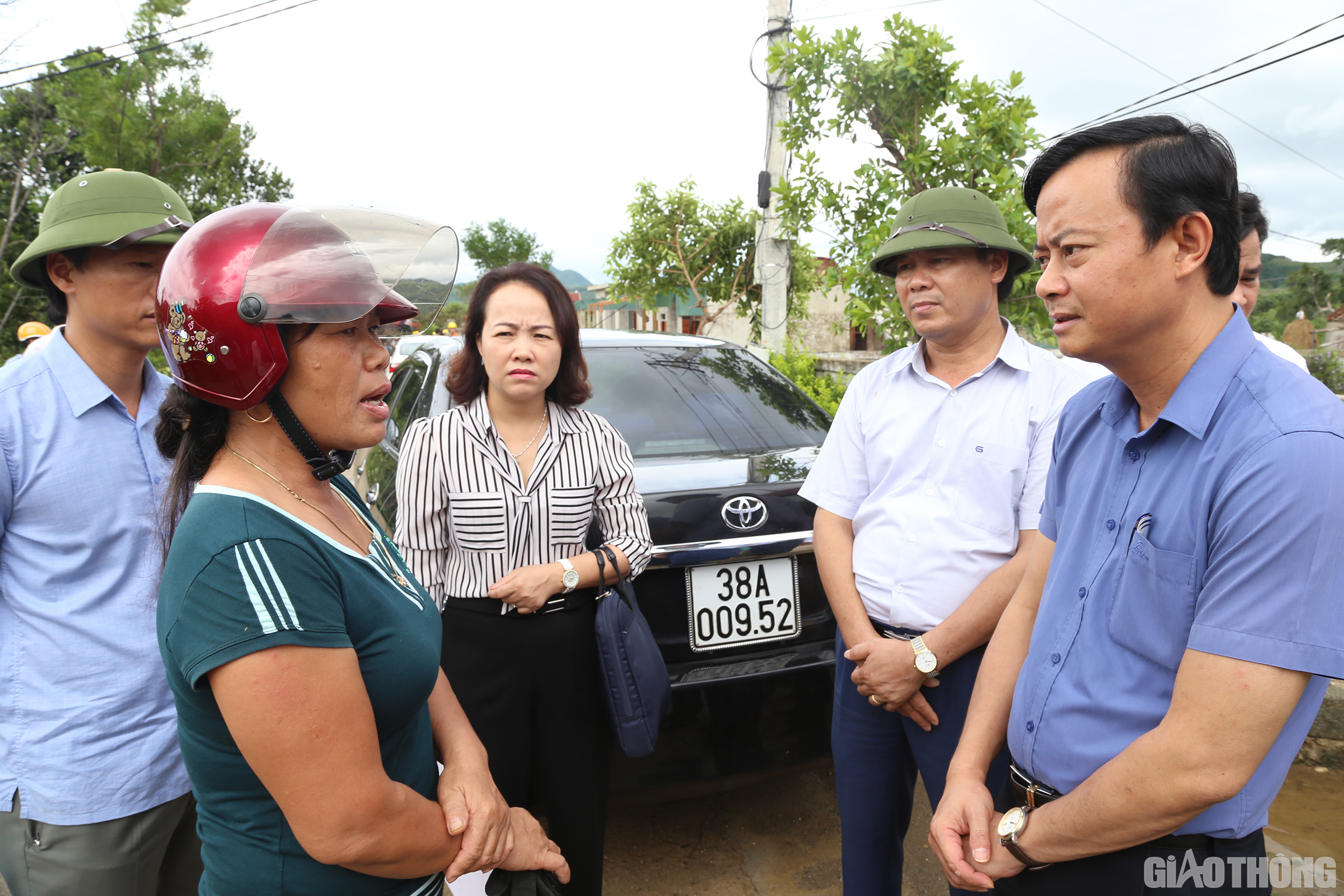&Ocirc;ng H&agrave; Văn H&ugrave;ng - Chủ tịch Ủy ban MTTQ tỉnh H&agrave; Tĩnh trao đổi với b&agrave; Đ&agrave;o Thị Huệ - B&iacute; thư, x&oacute;m trưởng x&oacute;m H&ograve;a Tiến, x&atilde; Kỳ Hoa.