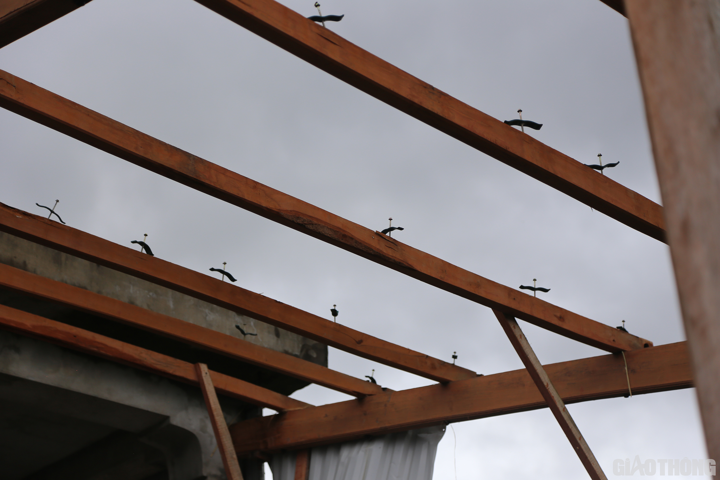 Theo thống k&ecirc; của th&ocirc;n H&ograve;a Tiến, x&atilde; Kỳ Hoa th&igrave; trận lốc xo&aacute;y khiến 15 ng&ocirc;i nh&agrave; tốc ng&oacute;i, 6 nh&agrave; bị tốc m&aacute;i che nặng nề, 1 ng&ocirc;i nh&agrave; bị đổ sập ho&agrave;n to&agrave;n.