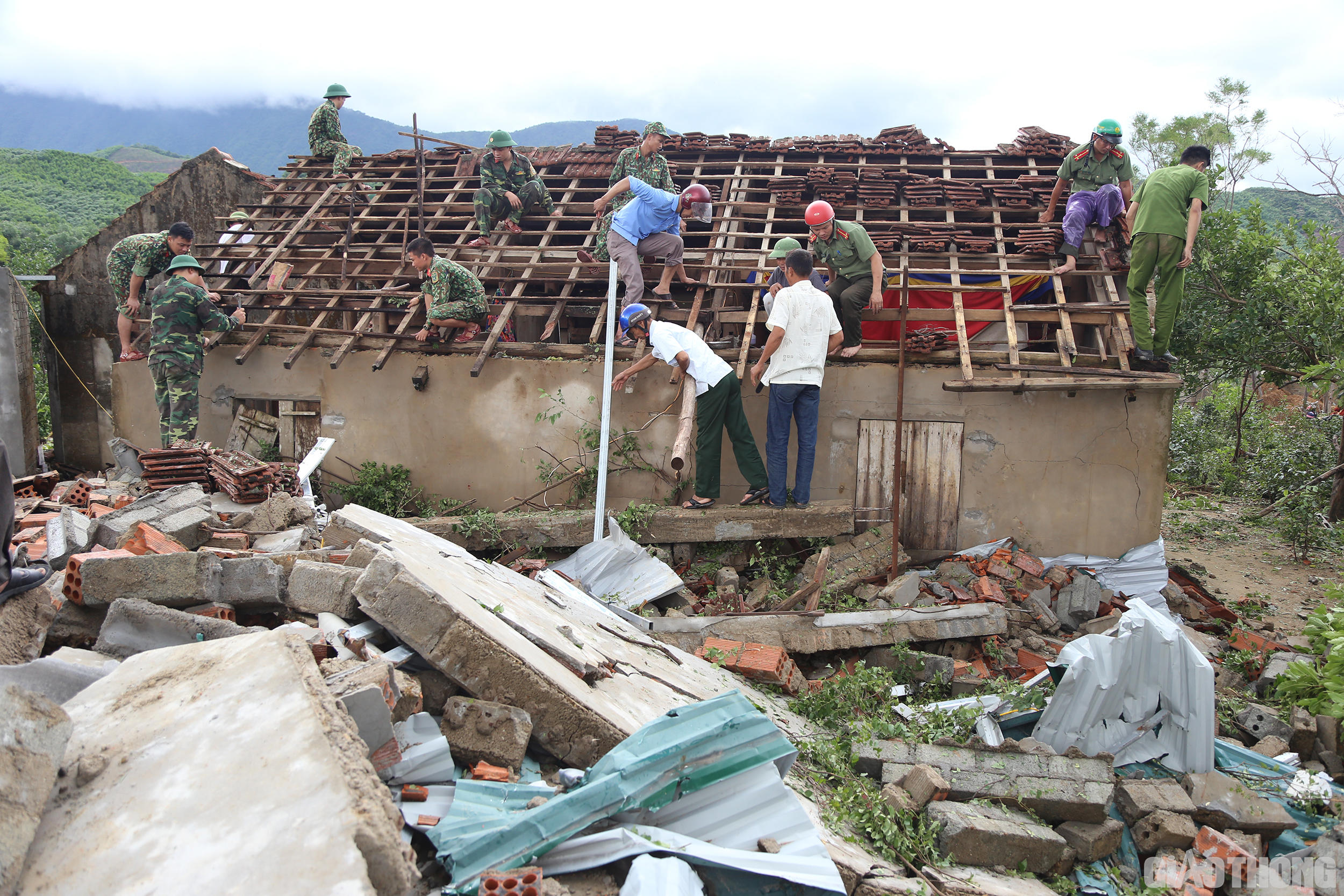 S&aacute;ng ng&agrave;y 30/8, sau khi b&atilde;o đi qua, c&aacute;c lực lượng chức năng đ&atilde; c&oacute; mặt khẩn trương gi&uacute;p d&acirc;n khắc phục hậu quả.