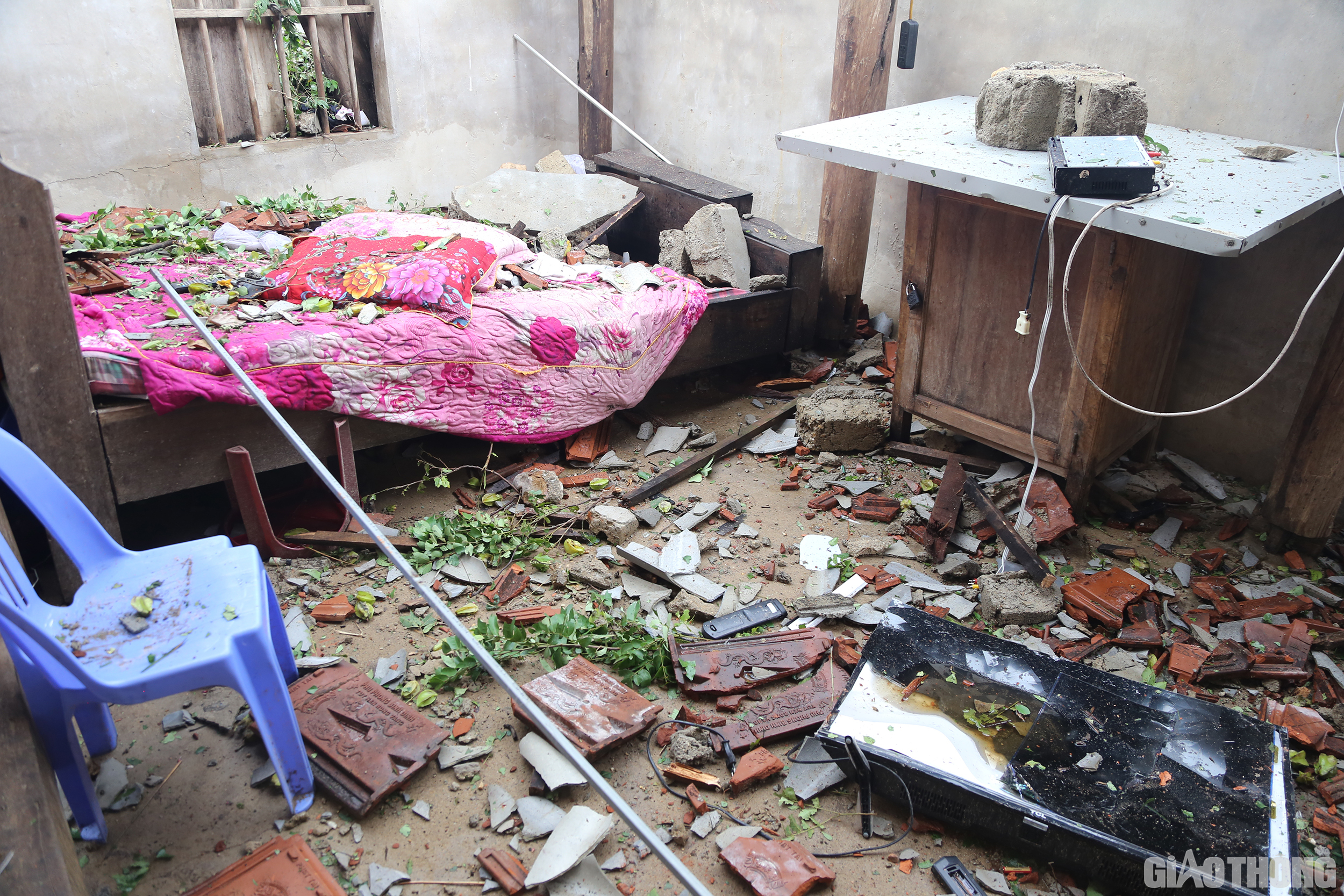 Ngay s&aacute;t cạnh nh&agrave; anh Lịch l&agrave; nh&agrave; b&agrave; Do&atilde;n Thị Phương (mẹ ruột anh Lich) cũng bị lốc xo&aacute;y l&agrave;m hư hỏng nhiều đồ d&ugrave;ng.