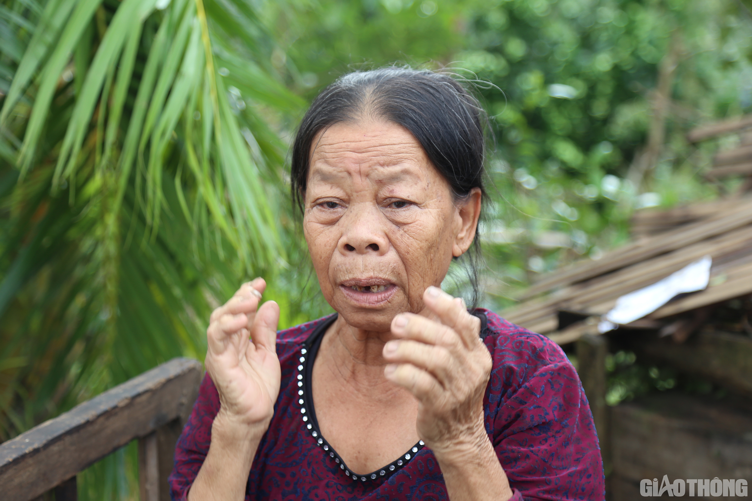 B&agrave; Do&atilde;n Thị Phương (mẹ anh Lịch) nhớ lại, khi lốc xo&aacute;y qu&eacute;t đến, b&agrave; đang ở trong nh&agrave; con trai, thấy căn nh&agrave; bị nhấc l&ecirc;n, b&agrave; chỉ kịp chạy ra ngo&agrave;i rồi lấy tay &ocirc;m đầu v&agrave; nghĩ sẽ bị ng&ocirc;i nh&agrave; đ&egrave; chết.