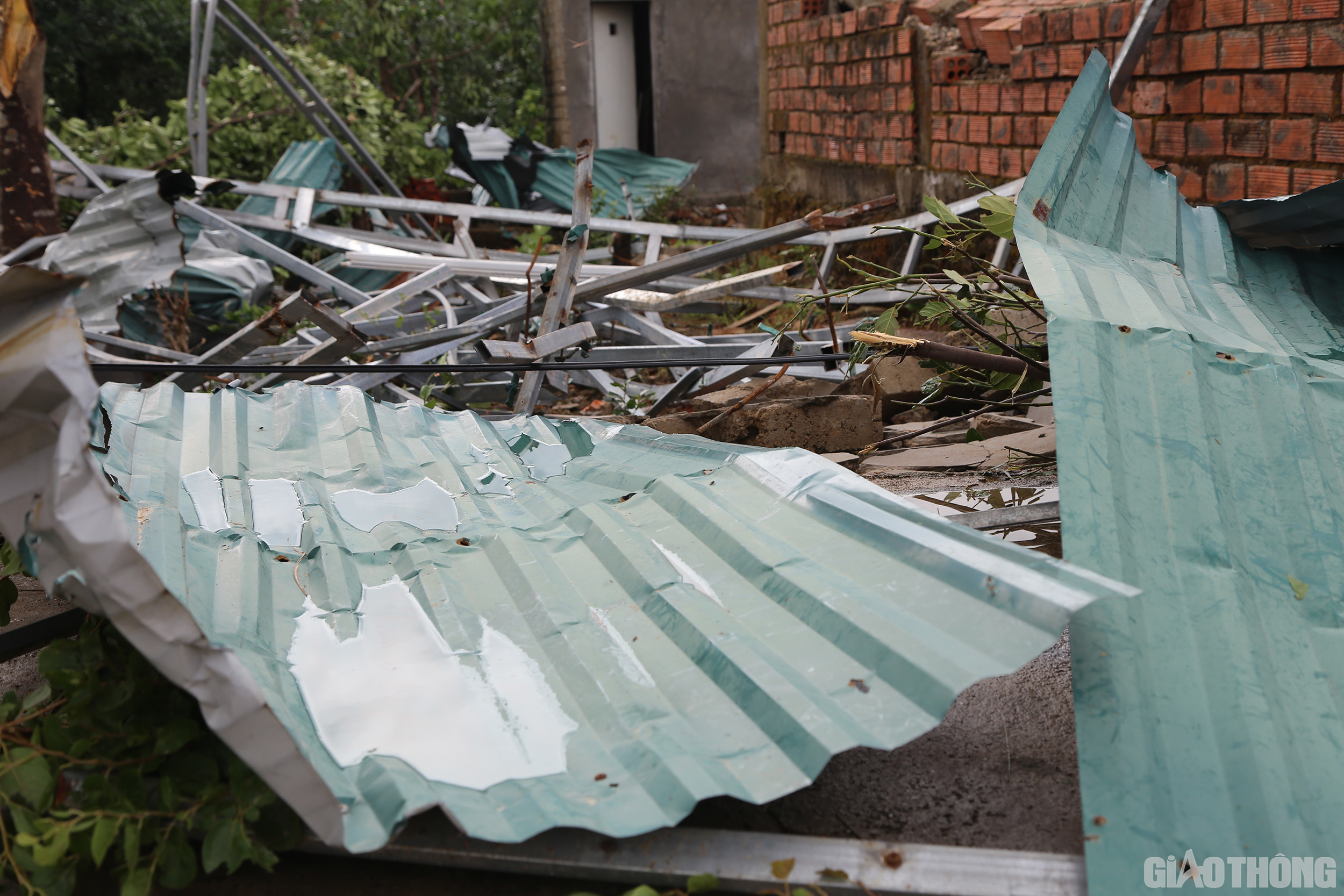 M&aacute;i t&ocirc;n che ngo&agrave;i s&acirc;n nh&agrave; anh Lịch cũng bị lốc thổi bay.