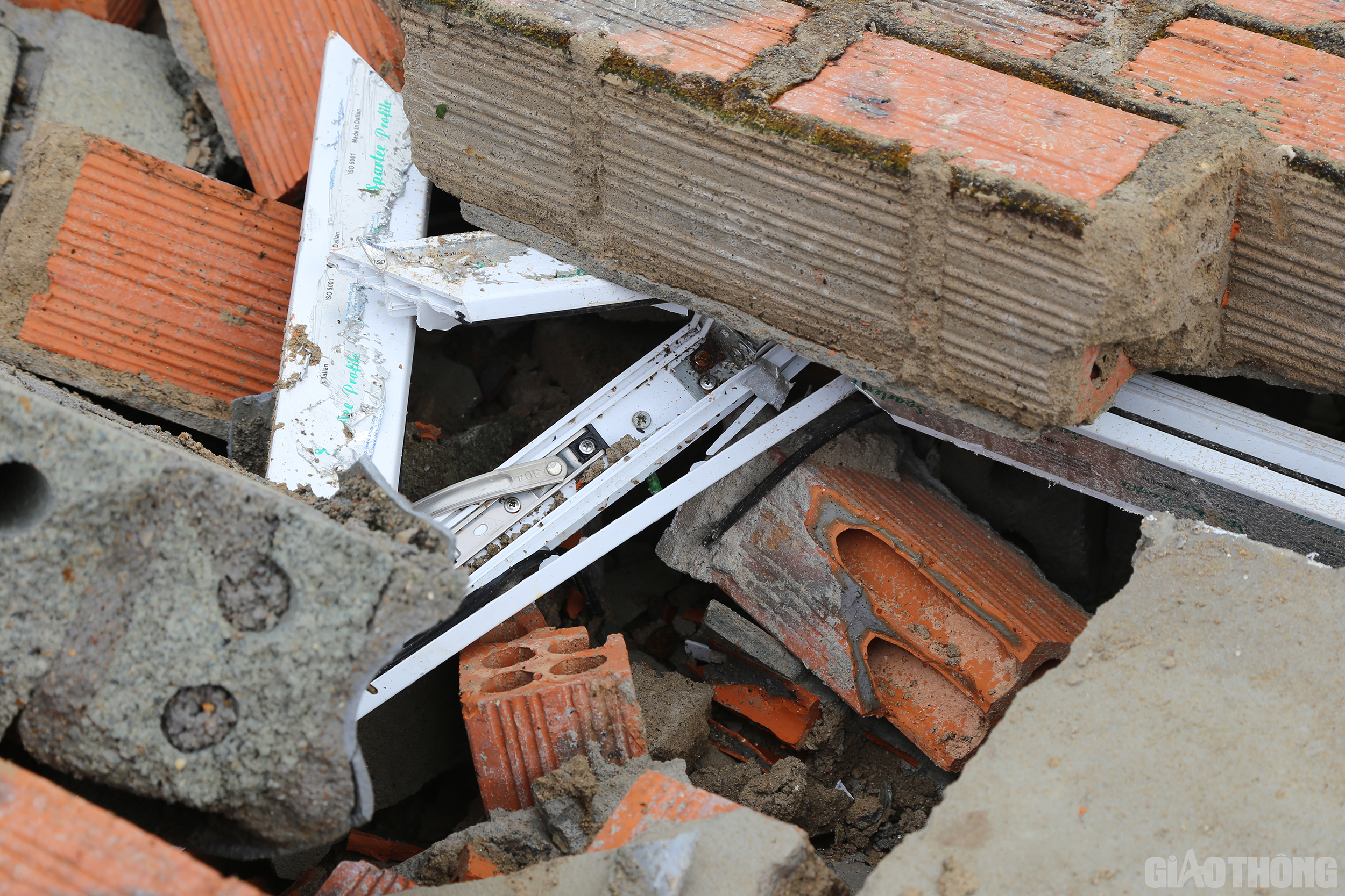 Mọi thứ b&ecirc;n trong nh&agrave; anh Lịch bị gạch v&agrave; ng&oacute;i đổ xuống đ&egrave; n&aacute;t.