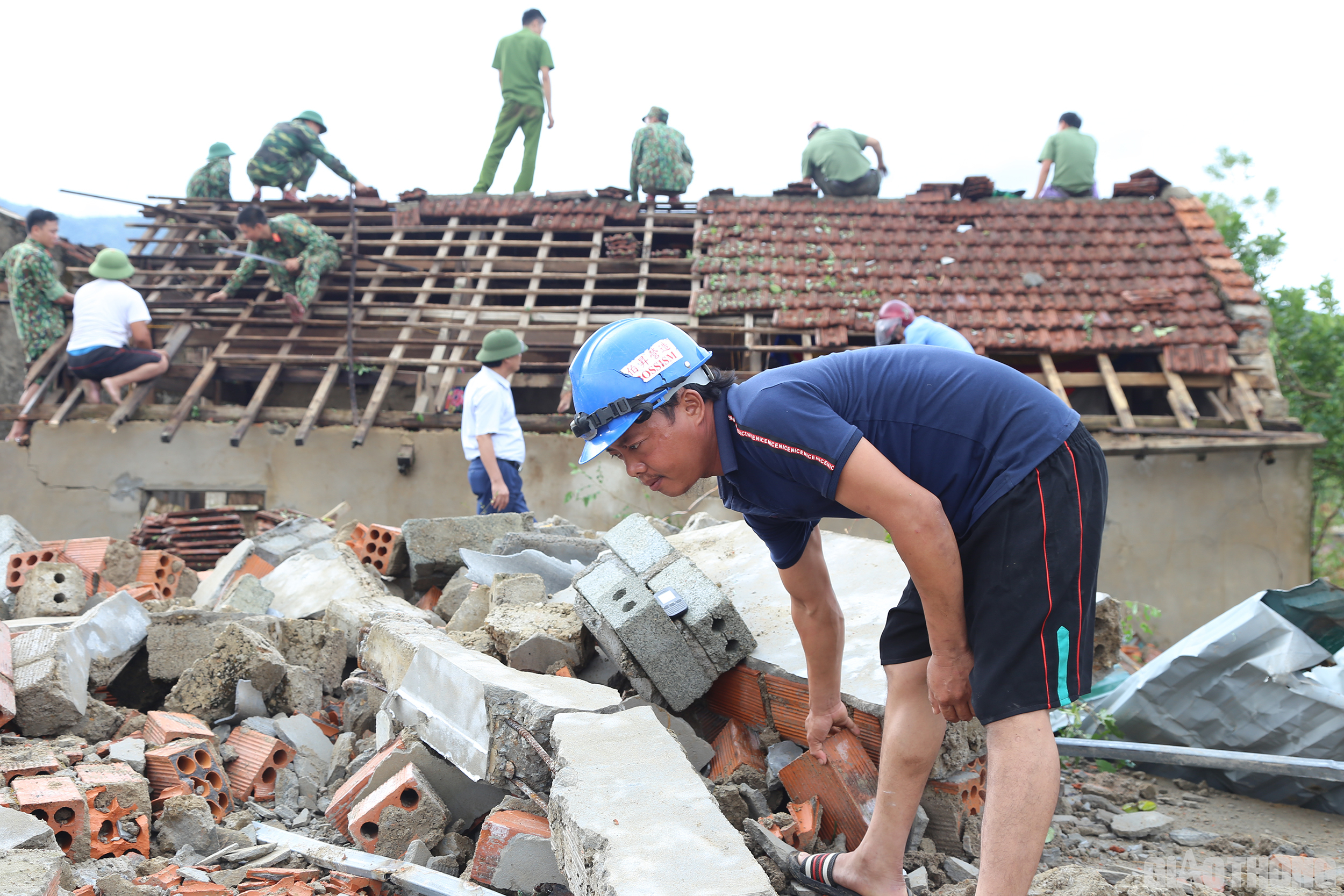 Anh Lịch nhặt nhạnh những thứ từ trong đống đổ n&aacute;t.