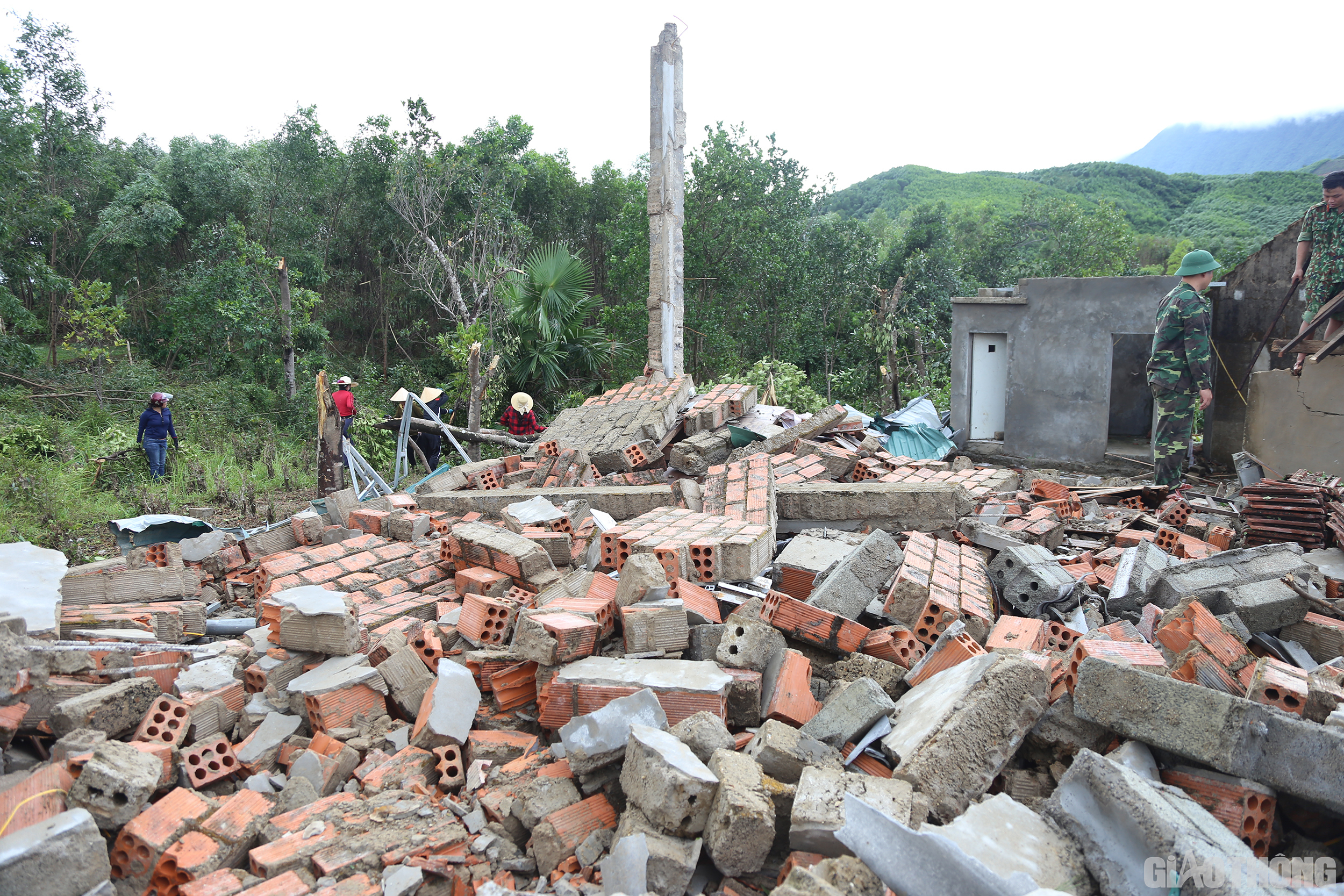 Trận lốc đầu giờ chiều ng&agrave;y 29/8 đ&atilde; khiến căn nh&agrave; b&ecirc; t&ocirc;ng, cốt th&eacute;p của gia đ&igrave;nh anh Nguyễn Văn Lịch (th&ocirc;n H&ograve;a Tiến, x&atilde; Kỳ Hoa, TX Kỳ Anh, tỉnh H&agrave; Tĩnh) đổ sập ho&agrave;n to&agrave;n; anh Lịch bị thương.