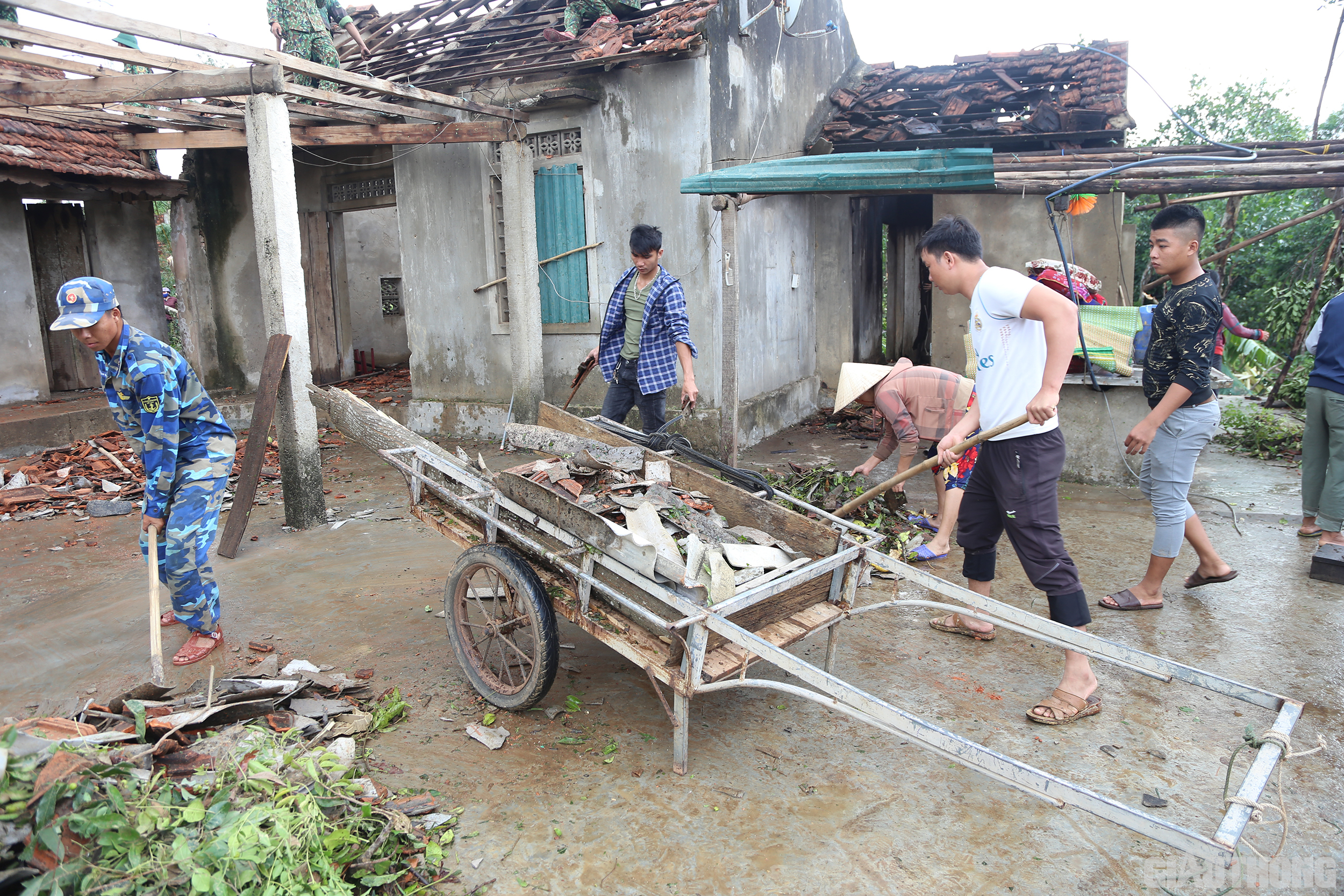 Ngo&agrave;i qu&acirc;n đội, c&ocirc;ng an, d&acirc;n qu&acirc;n tự vệ th&igrave; c&ograve;n c&oacute; rất nhiều người d&acirc;n trong x&atilde; đ&atilde; c&oacute; mặt để gi&uacute;p đỡ những hộ d&acirc;n bị thiệt hại do lốc xo&aacute;y.