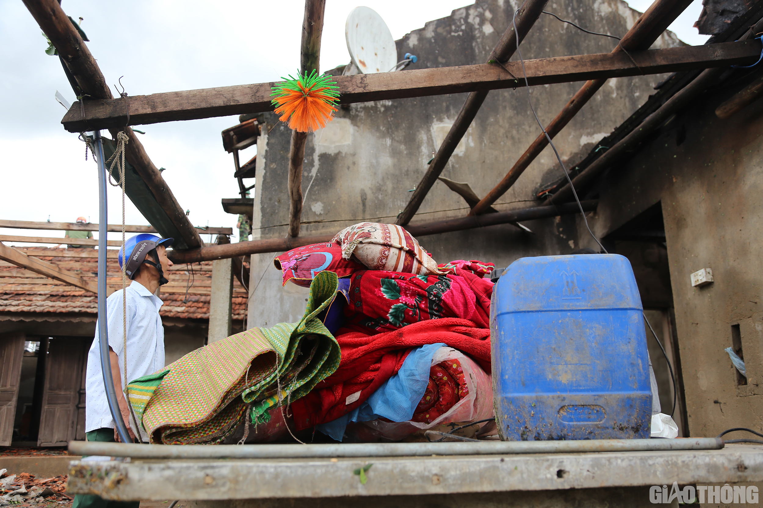 Mọi thứ c&ograve;n s&oacute;t lại trong ng&ocirc;i nh&agrave; b&agrave; Phương đ&atilde; ướt sũng.