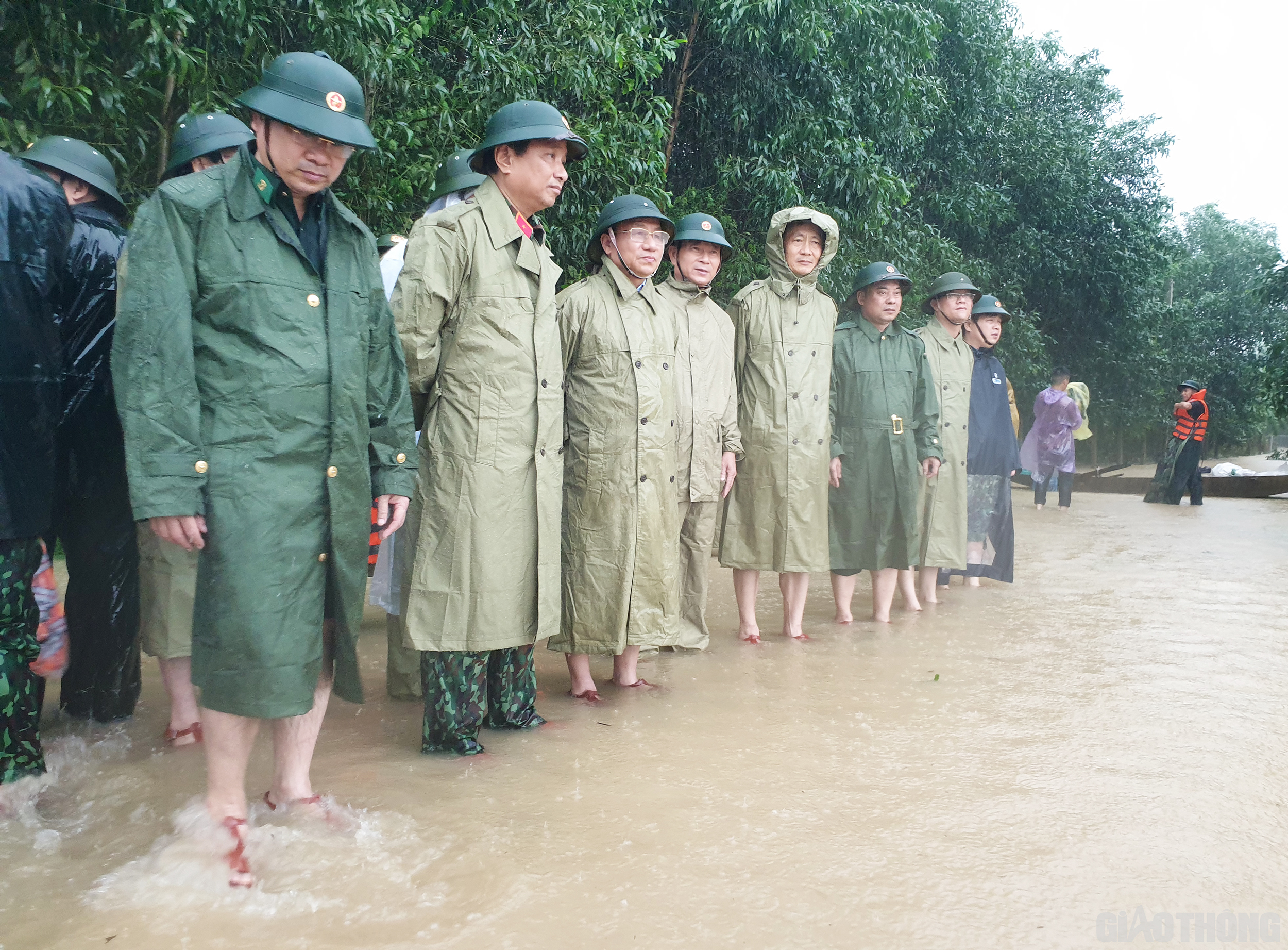 8h30', s&aacute;ng ng&agrave;y 4/9, đo&agrave;n c&ocirc;ng t&aacute;c Qu&acirc;n khu 4 v&agrave; Tỉnh ủy H&agrave; Tĩnh đ&atilde; c&oacute; mặt tại khu vực gần s&ocirc;ng Ng&agrave;n S&acirc;u đoạn qua x&atilde; H&agrave; Linh để chuẩn bị l&ecirc;n thuyền v&agrave;o v&ugrave;ng "rốn lũ" x&atilde; Phương Mỹ, huyện Hương Kh&ecirc;, tỉnh H&agrave; Tĩnh