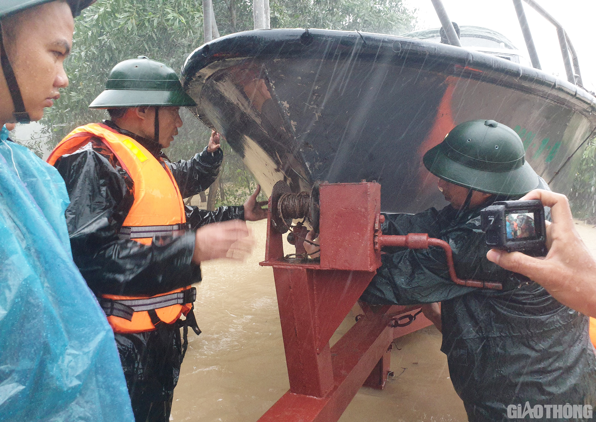 Trời mưa lớn, cộng với nước s&ocirc;ng d&acirc;ng cao g&acirc;y ngập &uacute;ng to&agrave;n bộ khu vực n&ecirc;n việc t&igrave;m vị tr&iacute; để hạ thuyền gặp rất nhiều kh&oacute; khăn