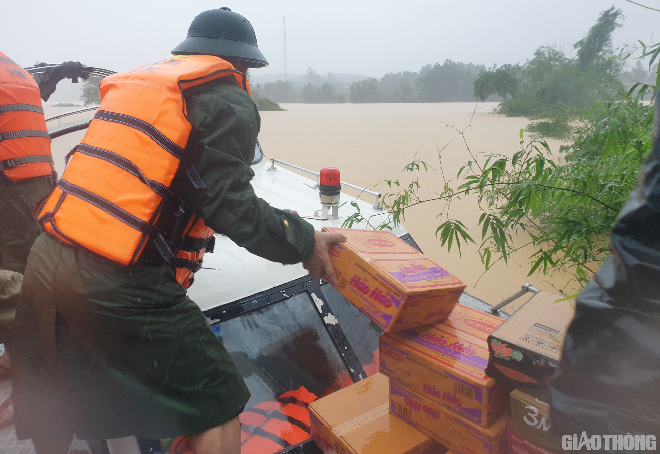 M&igrave; t&ocirc;m v&agrave; lương kh&ocirc; cũng được chuyển l&ecirc;n thuyền để kịp thời cung ứng cho b&agrave; con v&ugrave;ng lũ bị ngập chia cắt