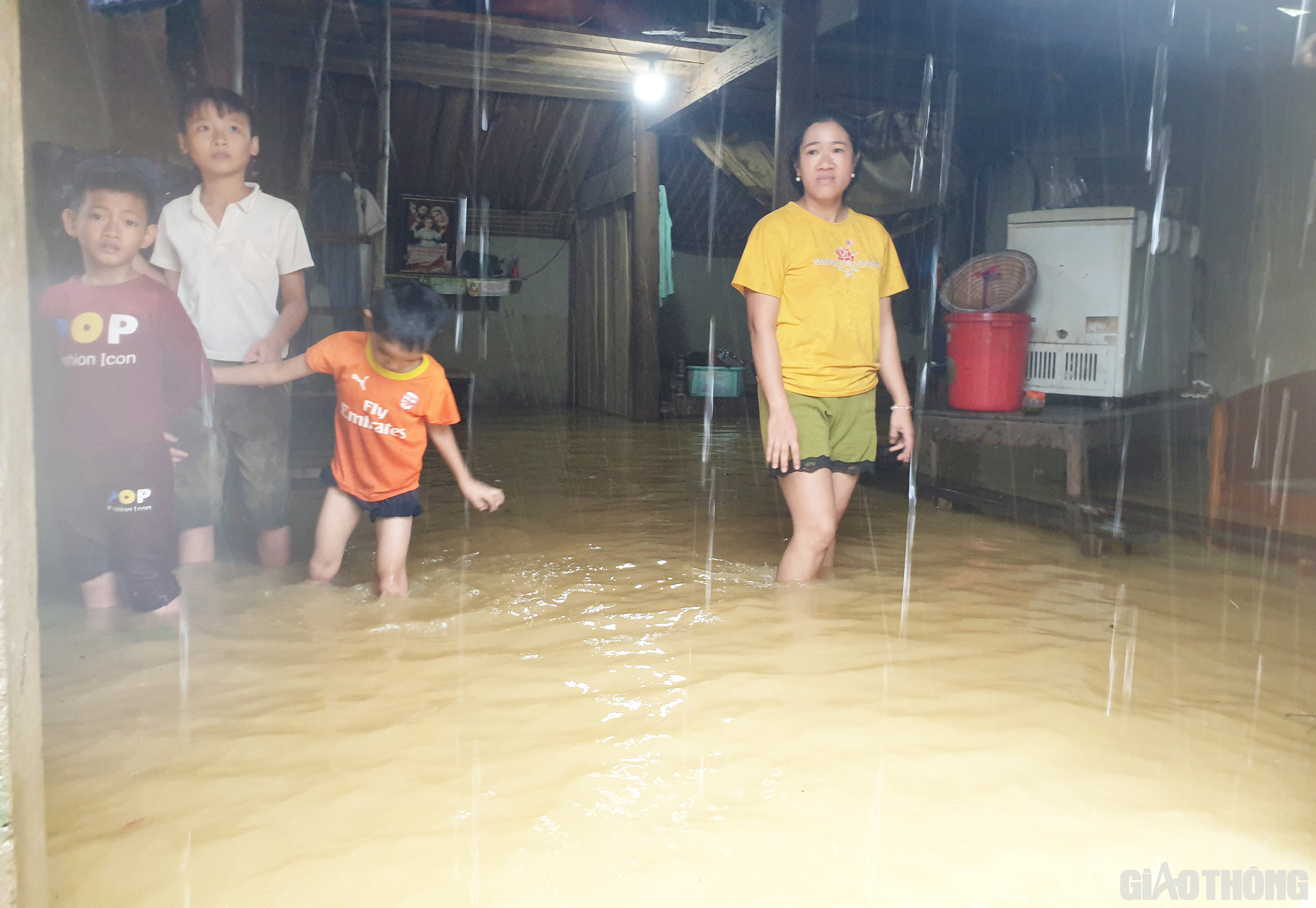 Gia đ&igrave;nh chị Nguyễn Thị Hằng (ở th&ocirc;n Thượng Sơn, x&atilde; Phương Mỹ) bị nước tr&agrave;n v&agrave;o nh&agrave; buộc cả gia đ&igrave;nh phải sang nh&agrave; người th&acirc;n để tr&aacute;nh lũ.