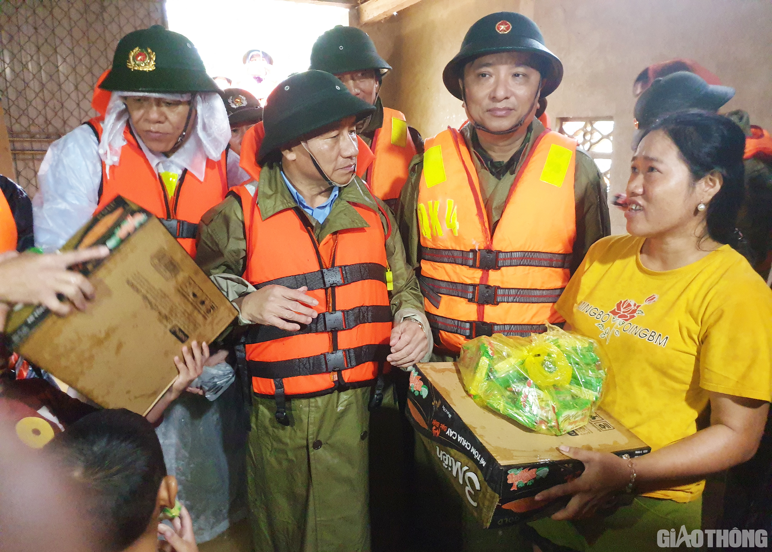 Đo&agrave;n c&ocirc;ng t&aacute;c cũng đ&atilde; trao m&igrave; t&ocirc;m v&agrave; lương kh&ocirc; cho gia đ&igrave;nh chị Hằng v&agrave; nhiều hộ d&acirc;n kh&aacute;c ở bị ngập lụt của th&ocirc;n Thượng Sơn