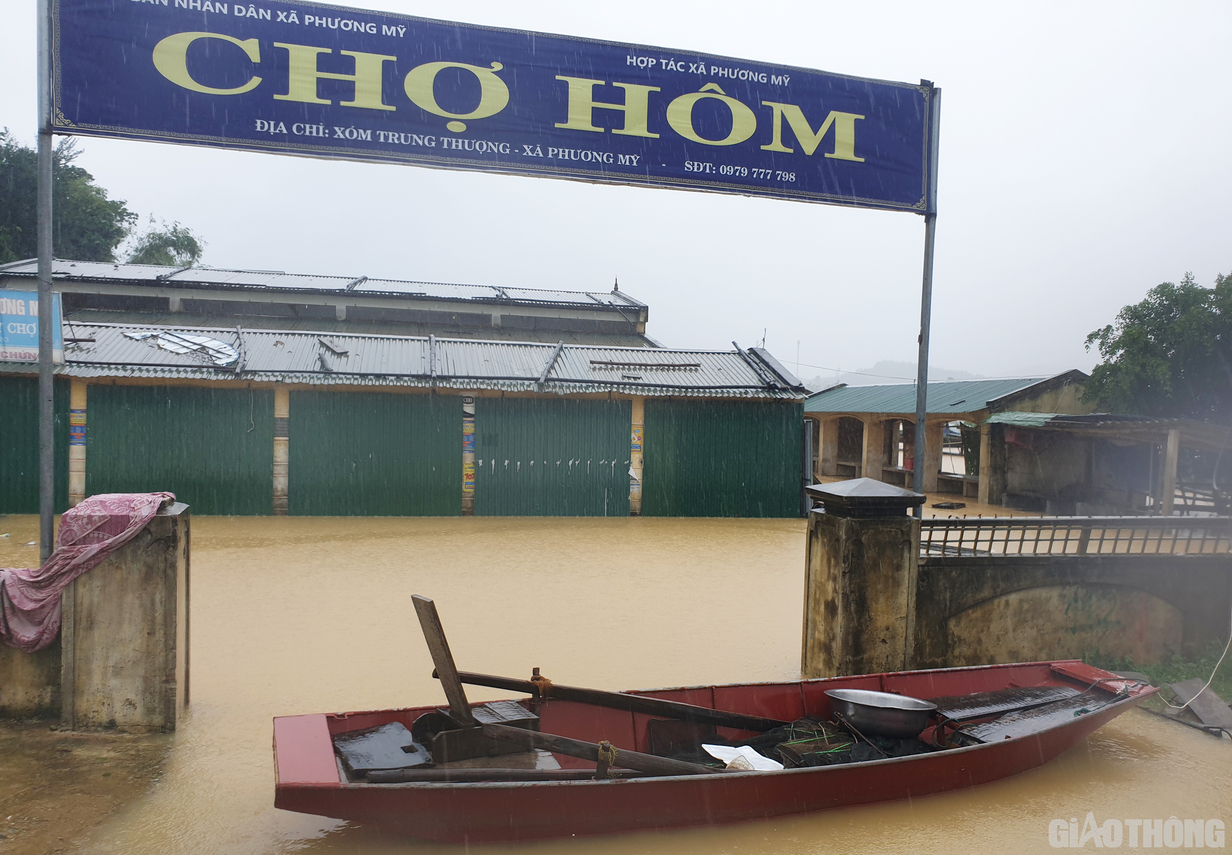 Sau khi rời th&ocirc;n Thượng Sơn, đo&agrave;n c&ocirc;ng t&aacute;c tiếp tục di chuyển l&ecirc;n th&ocirc;n Trung Thượng, x&atilde; Phương Mỹ. Khu vực n&agrave;y cũng đang bị nước lũ g&acirc;y ngập chia cắt ho&agrave;n to&agrave;n với b&ecirc;n ngo&agrave;i.