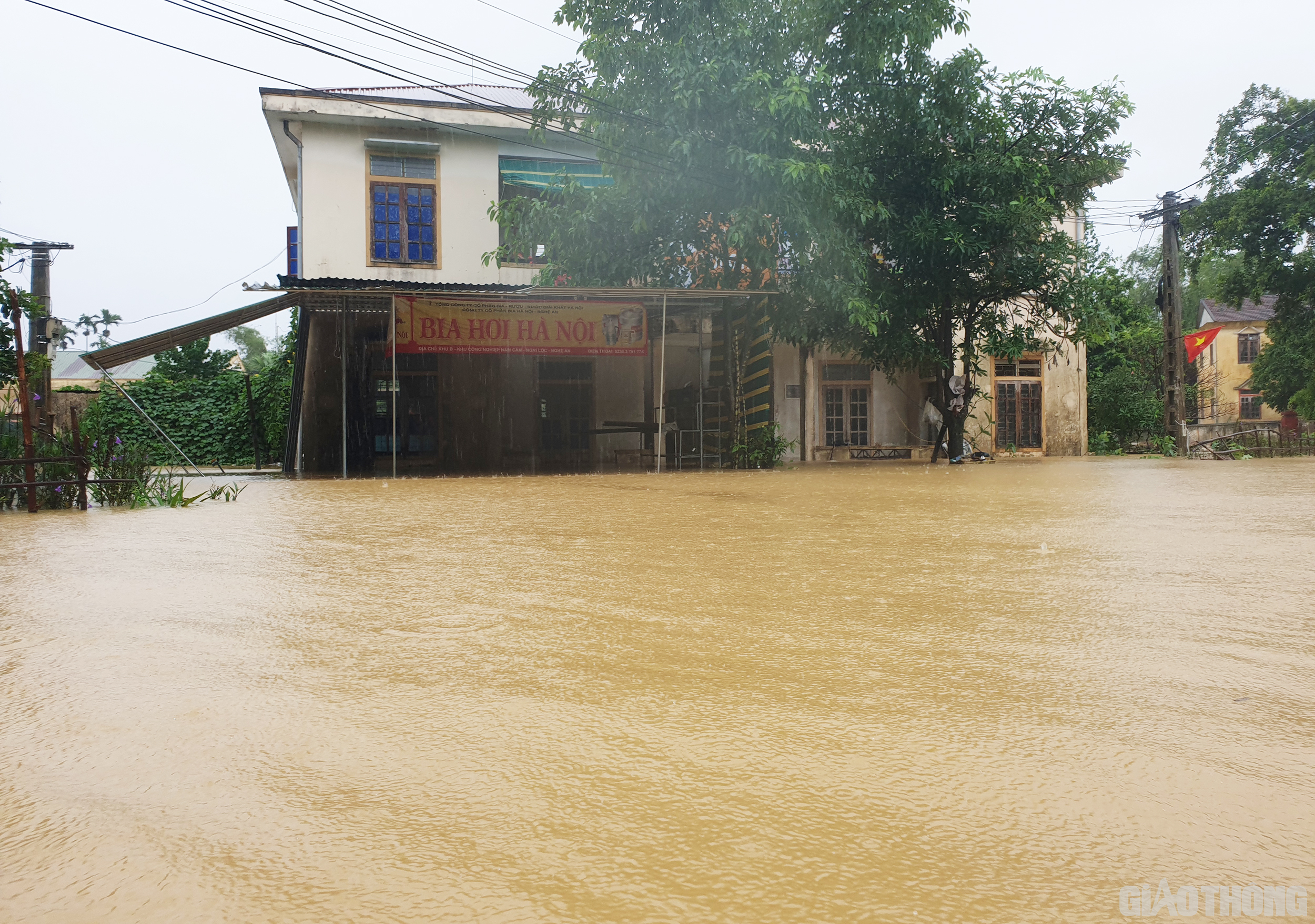 Nhiều gia đ&igrave;nh kh&aacute;c cũng chung t&igrave;nh cảnh nước tr&agrave;n v&agrave;o nh&agrave;, g&acirc;y ngập s&acirc;u