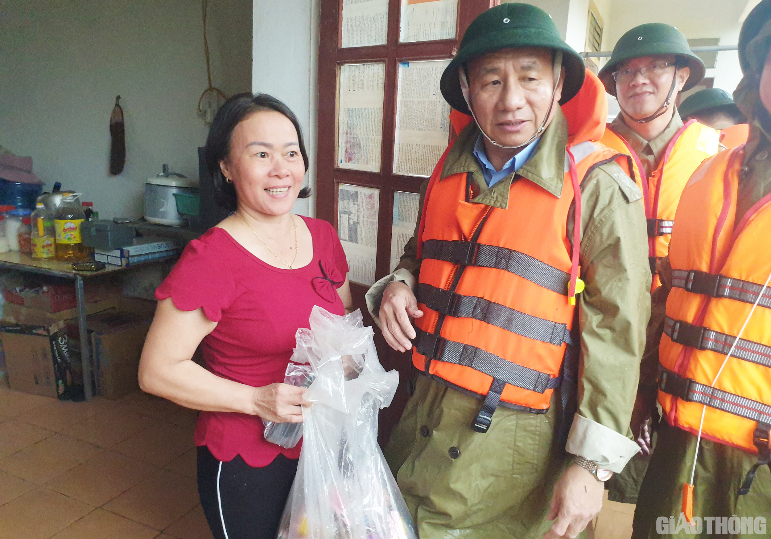 Trước khi l&ecirc;n xuồng quay ra, B&iacute; thư Tỉnh ủy H&agrave; Tĩnh L&ecirc; Đ&igrave;nh Sơn đ&atilde; l&ecirc;n thăm hỏi, động vi&ecirc;n 1 c&ocirc; gi&aacute;o mầm non c&oacute; 12 năm c&ocirc;ng t&aacute;c tại x&atilde; Phương Mỹ v&agrave; hiện đang ở trọ ở th&ocirc;n Trung Thượng