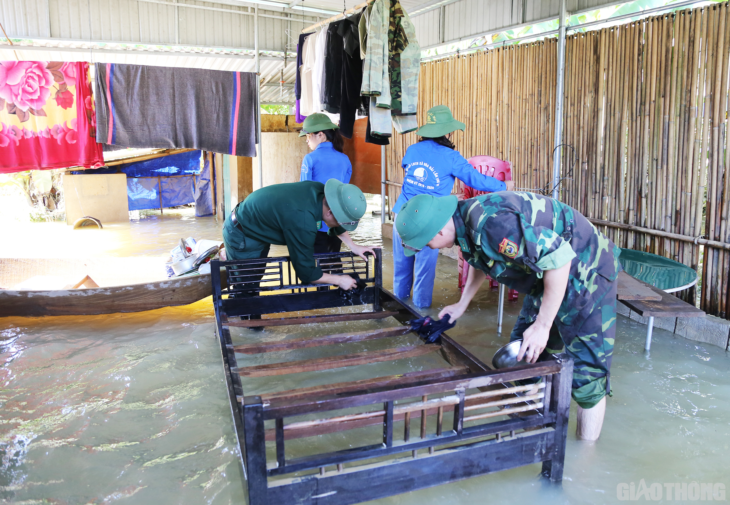 C&ocirc;ng việc khắc phục mưa lũ được ưu ti&ecirc;n trước cho c&aacute;c gia đ&igrave;nh ch&iacute;nh s&aacute;ch, người neo đơn. Trong h&igrave;nh l&agrave; qu&acirc;n d&acirc;n H&ograve;a Hải gi&uacute;p cụ &ocirc;ng Trần Qu&acirc;n Huấn (85 tuổi, ở x&oacute;m 8) hiện đang sống 1 m&igrave;nh.