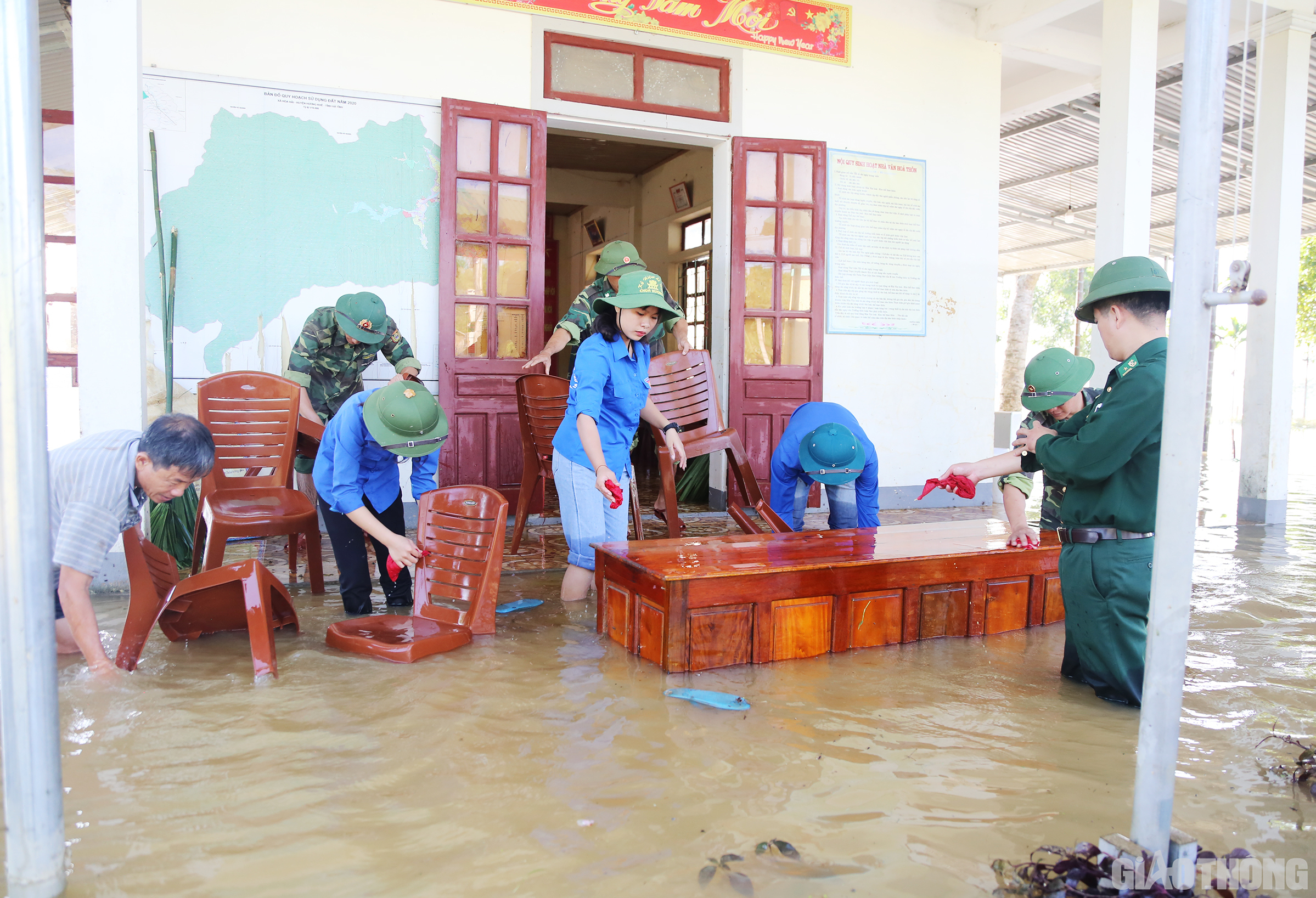 Theo th&ocirc;ng tin từ c&aacute;c lực lượng chức năng, to&agrave;n x&atilde; bi&ecirc;n giới H&ograve;a Hải c&oacute; 13 x&oacute;m, trong đ&oacute; c&oacute; 6 x&oacute;m bị ngập s&acirc;u, đỉnh điểm c&oacute; nơi ngập tr&ecirc;n 2m, chia cắt ho&agrave;n to&agrave;n với b&ecirc;n ngo&agrave;i