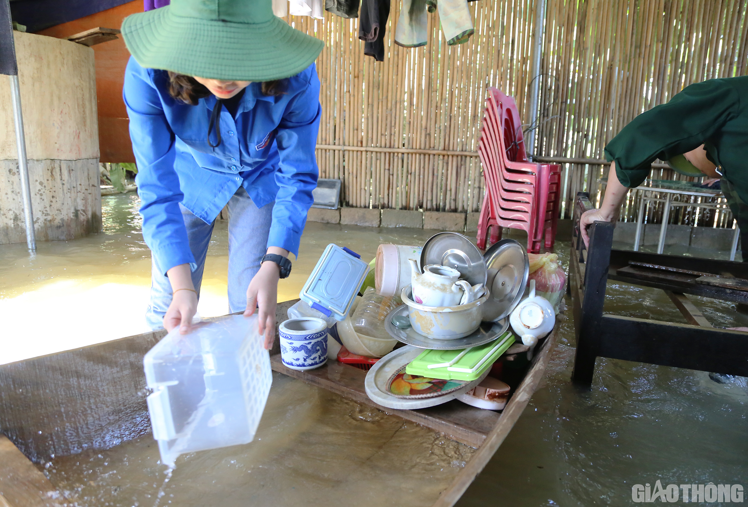 Trong khi đ&oacute;, c&aacute;c đo&agrave;n vi&ecirc;n trẻ lại lựa chọn những c&ocirc;ng việc mang t&iacute;nh tỷ mỉ, cẩn trọng