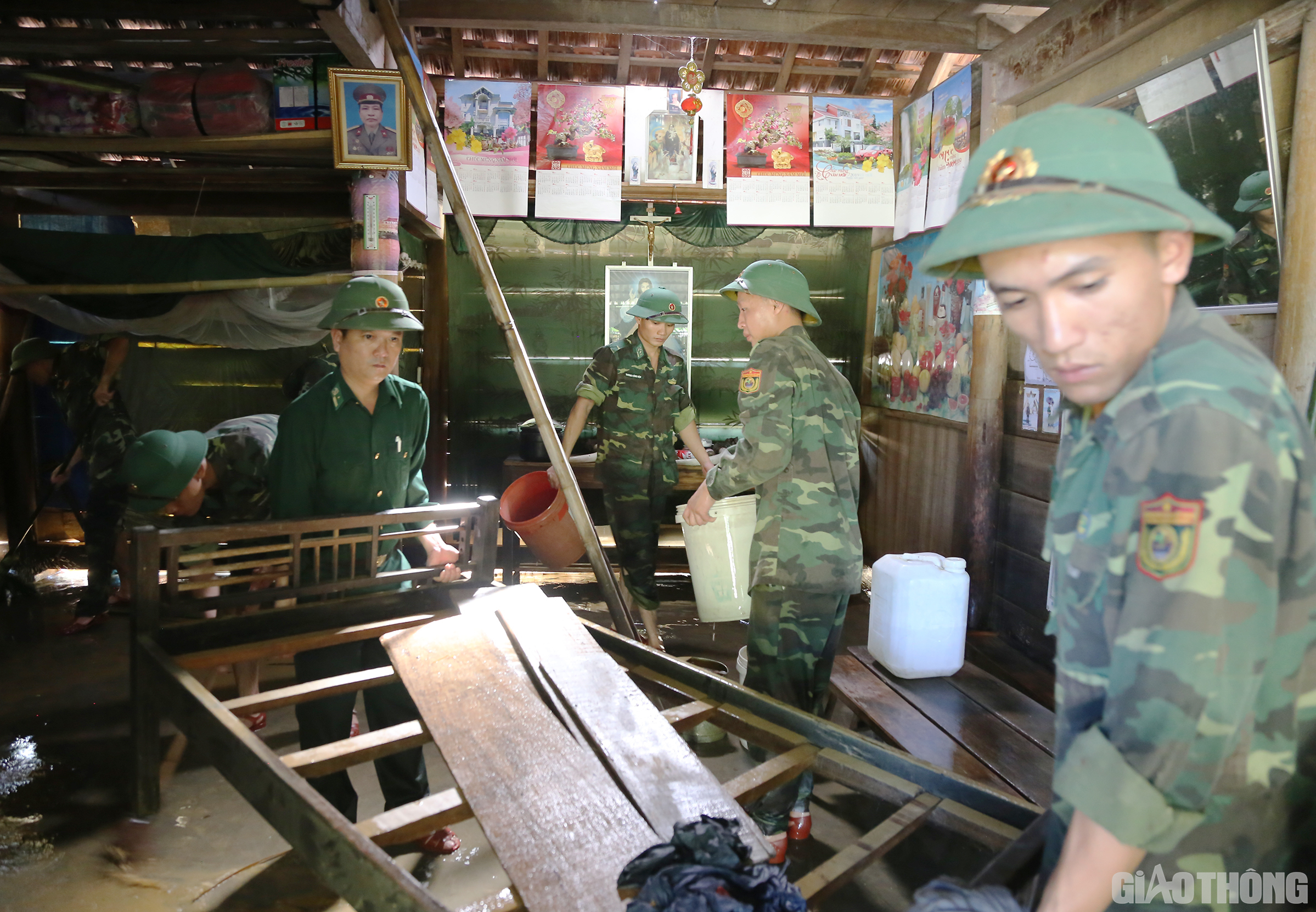 "Việc dọn dẹp nh&agrave; cửa gi&uacute;p d&acirc;n khắc phục mưa, lũ sẽ được tiến h&agrave;nh cho tới khi n&agrave;o c&aacute;c hộ d&acirc;n ổn định cuộc sống trở lại", Trung t&aacute; Trần Đức H&agrave; - Đồn trưởng Đồn Bi&ecirc;n ph&ograve;ng H&ograve;a Hải chia sẻ