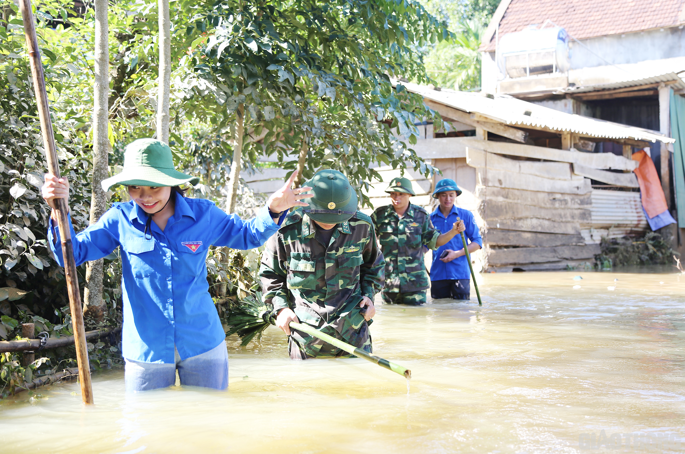 Mặc d&ugrave; nắng đ&atilde; l&ecirc;n, nước đ&atilde; r&uacute;t nhưng tr&ecirc;n địa b&agrave;n x&atilde; H&ograve;a Hải vẫn c&ograve;n nhiều điểm bị ngập s&acirc;u cả m&eacute;t nước khiến việc đi lại của qu&acirc;n d&acirc;n nơi đ&acirc;y gặp rất nhiều kh&oacute; khăn.