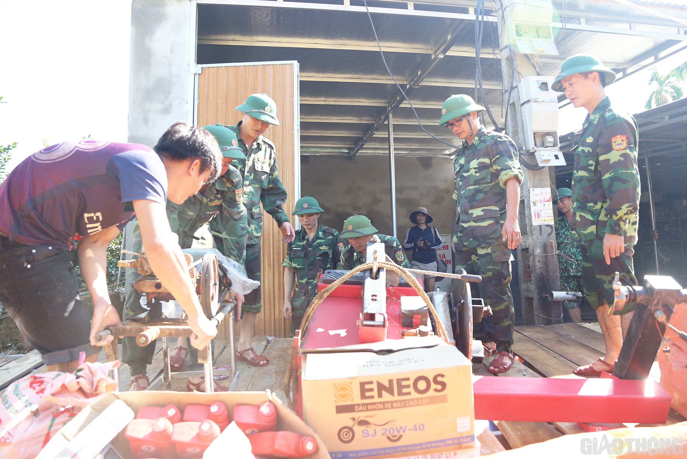 C&aacute;c c&aacute;n bộ, chiến sỹ Đồn Bi&ecirc;n ph&ograve;ng H&ograve;a Hải l&agrave;m những c&ocirc;ng việc sử dụng nhiều sức mạnh cơ bắp.