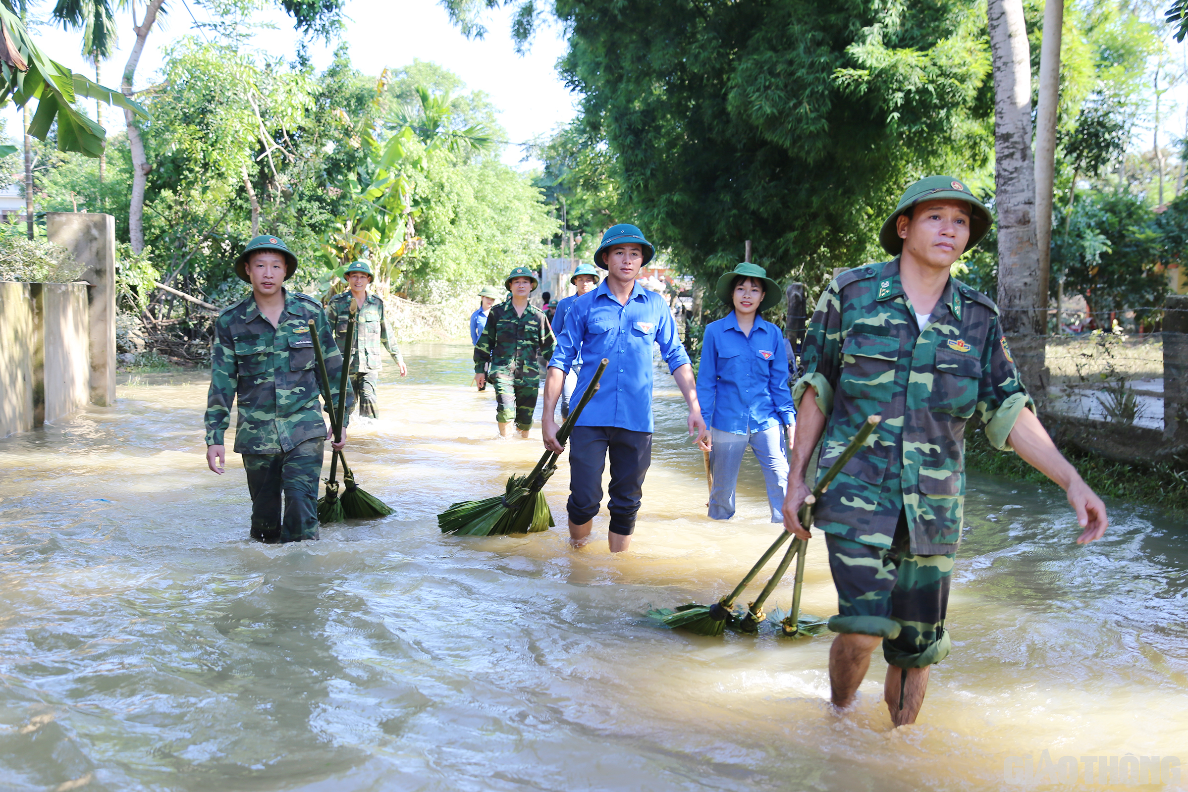 S&aacute;ng 7/9, PV B&aacute;o Giao th&ocirc;ng c&oacute; mặt tại x&atilde; bi&ecirc;n giới H&ograve;a Hải, thuộc huyện Hương Kh&ecirc;, tỉnh H&agrave; Tĩnh. Theo ghi nhận, thời tiết khu vực n&agrave;y đ&atilde; c&oacute; nắng, nước lũ đ&atilde; bắt đầu r&uacute;t dần. Tuy nhi&ecirc;n, nhiều khu vực của x&atilde; n&agrave;y vẫn ch&igrave;m s&acirc;u cả m&eacute;t trong nước.