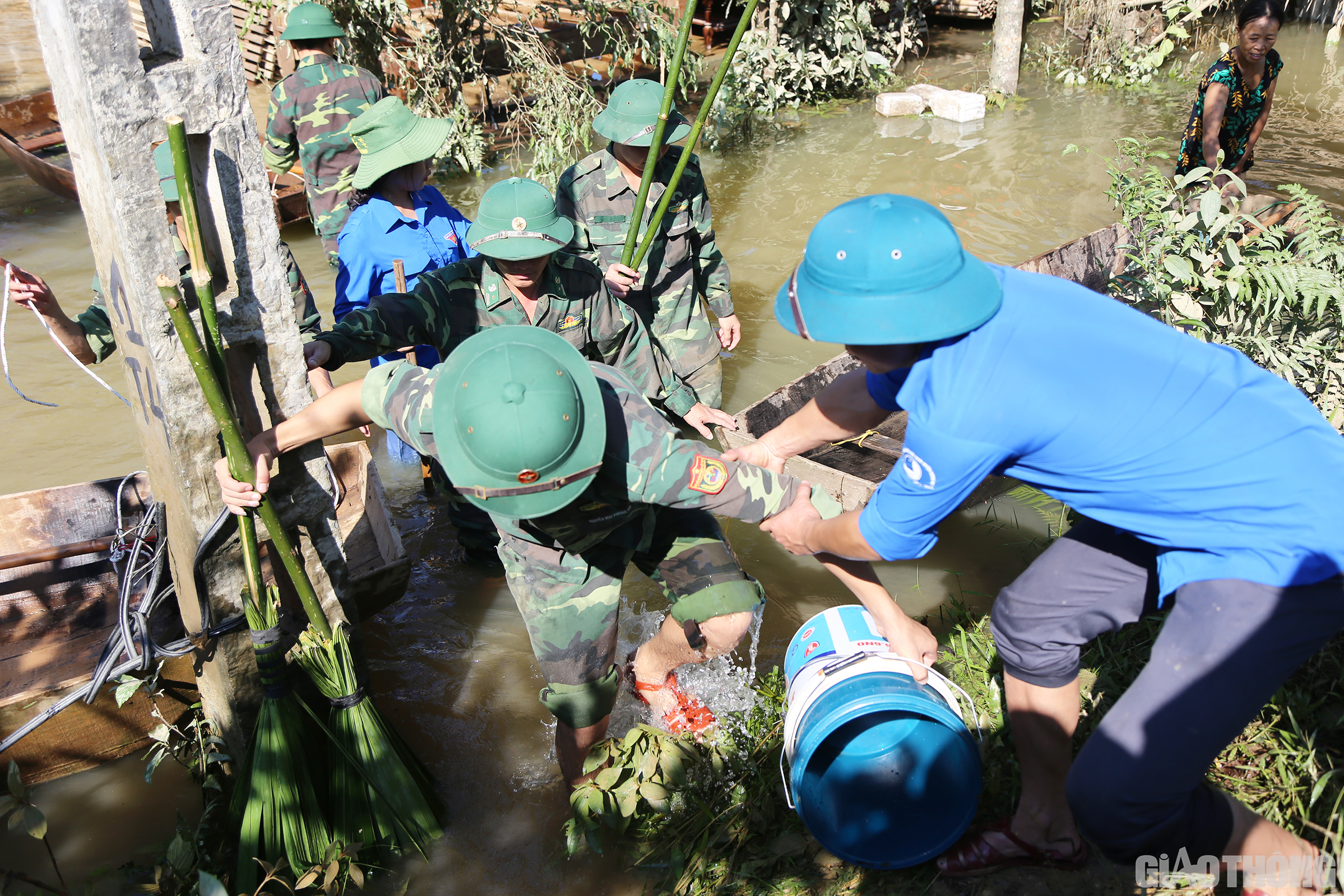 Tuy nhi&ecirc;n, ai cũng quyết t&acirc;m gi&uacute;p d&acirc;n khắc phục hậu quả mưa lũ thật nhanh để b&agrave; con sớm ổn định cuộc sống.