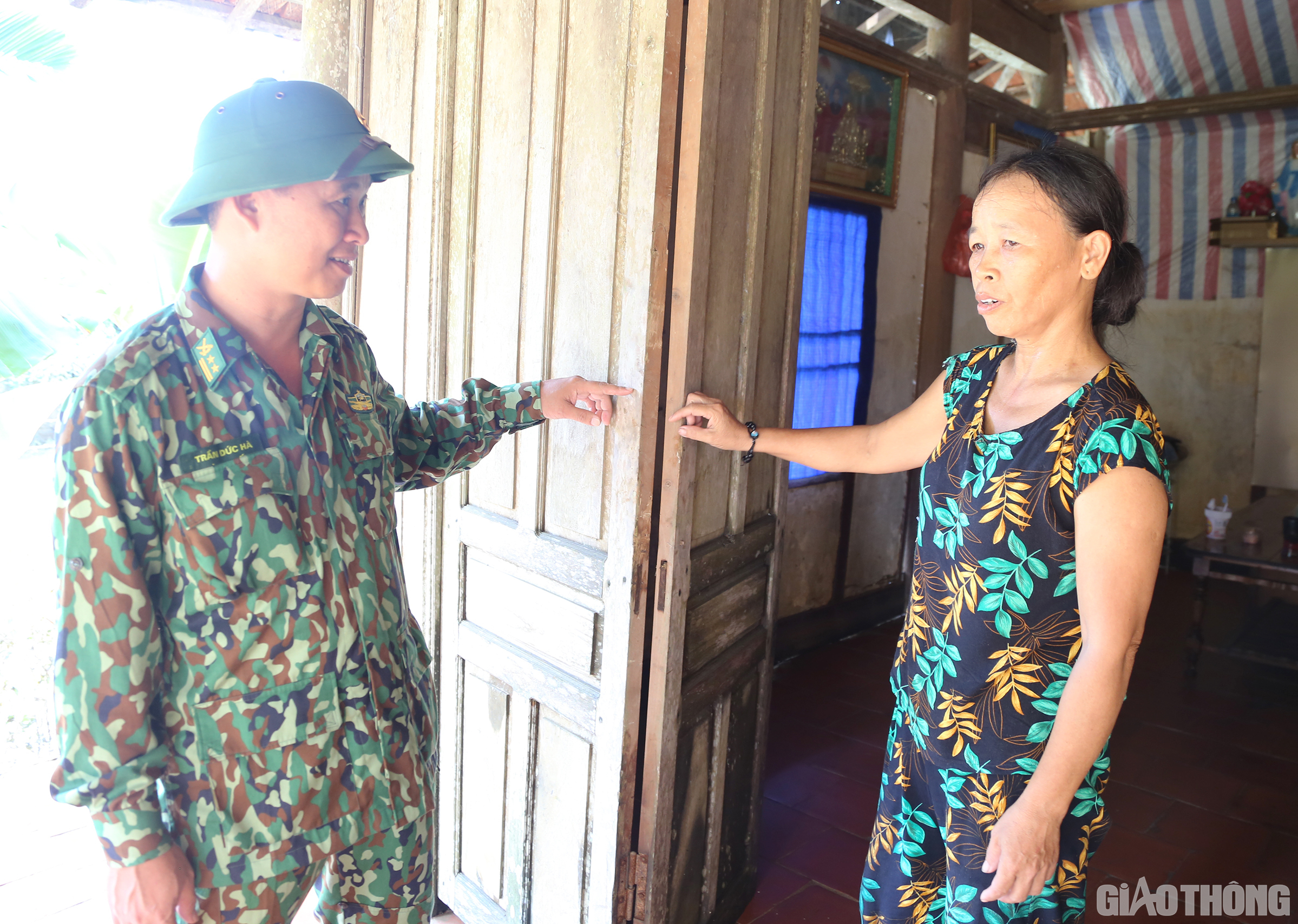 B&ecirc;n cạnh việc gi&uacute;p d&acirc;n khắc phục mưa lũ, l&atilde;nh đạo Đồn Bi&ecirc;n ph&ograve;ng H&ograve;a Hải c&ograve;n trực tiếp xuống lắng nghe những nguyện vọng của người d&acirc;n v&agrave; động vi&ecirc;n b&agrave; con vượt qua kh&oacute; khăn, sớm ổn định cuộc sống.