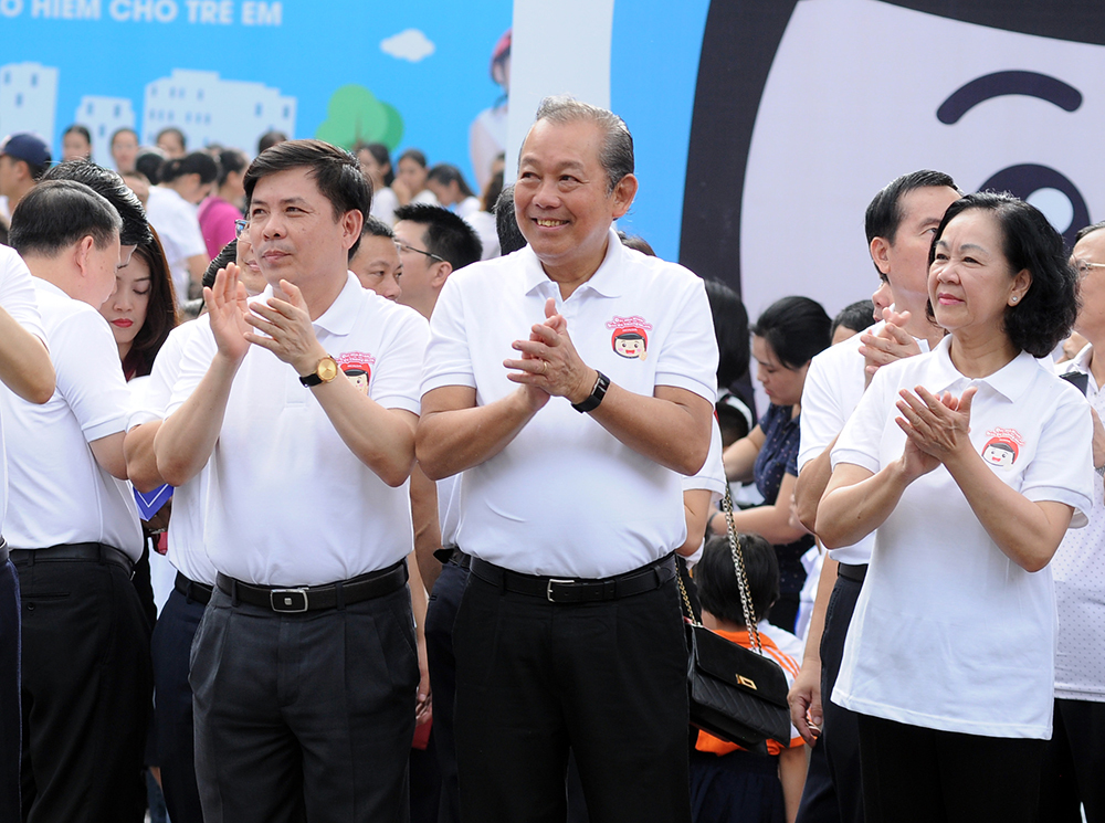 Phó Thủ tướng Thường trực Chính phủ, Chủ tịch Ủy ban ATGT Quốc gia Trương Hòa Bình; Bà Trương Thị Mai, Trưởng ban Dân vận TW; Bộ trưởng Bộ GTVT Nguyễn Văn Thể cùng các đại biểu hân hoan tham dự sự kiện.