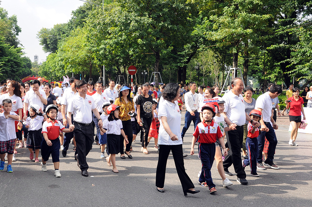 Đại diện các Bộ, ngành cùng 3.000 học sinh lớp 1 năm học 2019 - 2020, các thầy cô giáo, các bậc phụ huynh dắt tay nhau đồng hành cùng một mục tiêu bảo vệ an toàn cho trẻ nhỏ.