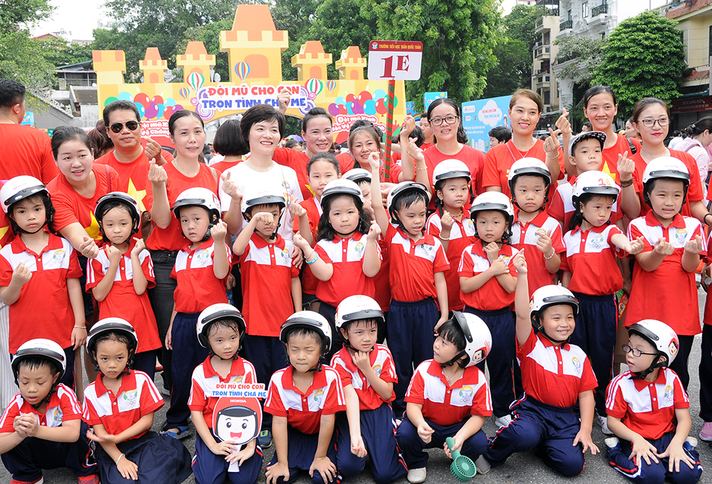 Dù thời tiết khá oi ả nhưng cha mẹ, thầy cô cùng các học sinh lớp 1E Trường tiểu học Trần Quốc Toản vẫn rất vui vẻ tham gia sự kiện.