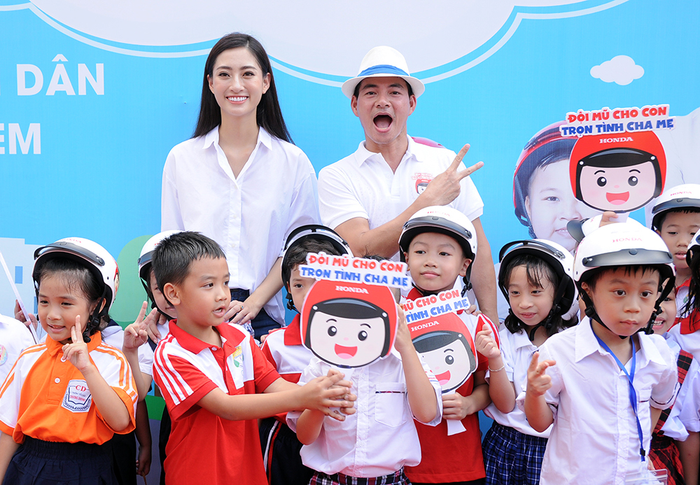 Hoa hậu Thế giới Việt Nam 2019 Lương Thùy Linh tươi cười trong suốt sự kiện.