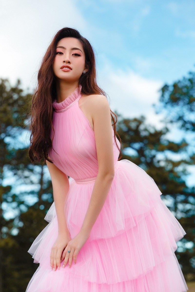 Cận cảnh vẻ đẹp mềm mại, nữ t&iacute;nh của top 12 Hoa hậu thế giới 2019