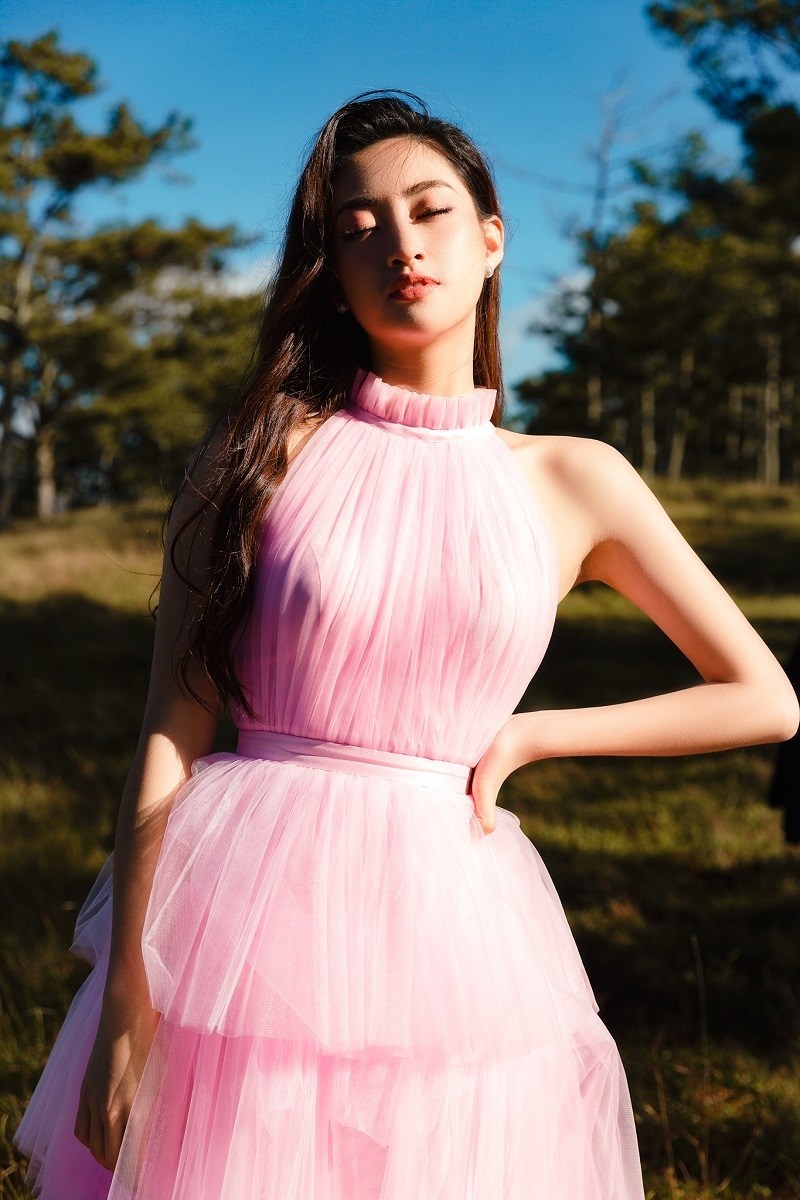 C&ocirc; cũng tiết lộ, đ&acirc;y l&agrave; những h&igrave;nh ảnh đầu ti&ecirc;n của m&igrave;nh được thực hiện tại Đ&agrave; Lạt trong vai tr&ograve; ho&agrave;n to&agrave;n mới n&agrave;y